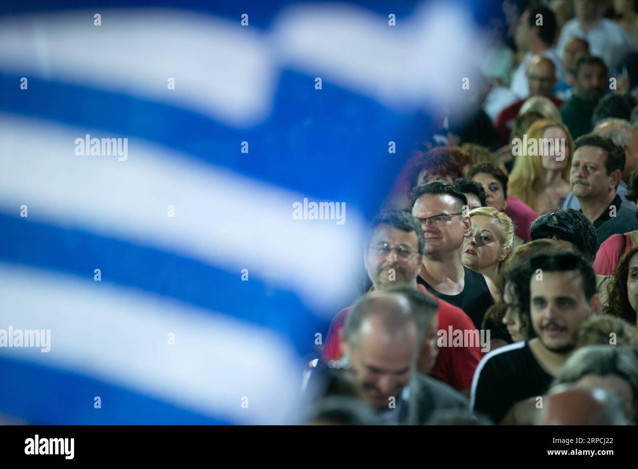 (190706) -- ATHÈNES, 6 juillet 2019 (Xinhua) -- les gens regardent le principal rassemblement préélectoral du Premier ministre grec Alexis Tsipras sur la place Syntagma à Athènes, en Grèce, le 5 juillet 2019. Dans la dernière ligne droite des élections nationales de dimanche, le Premier ministre grec Alexis Tsipras a demandé vendredi soir aux électeurs grecs de lui donner, à lui et à son parti de gauche radicale SYRIZA, une nouvelle chance de construire une Grèce meilleure -- cette fois sans les restrictions des programmes de sauvetage. (Xinhua/Lefteris Partsalis) GRÈCE-ATHÈNES-ELECTIONS-RALLY-TSIPRAS PUBLICATIONxNOTxINxCHN Banque D'Images