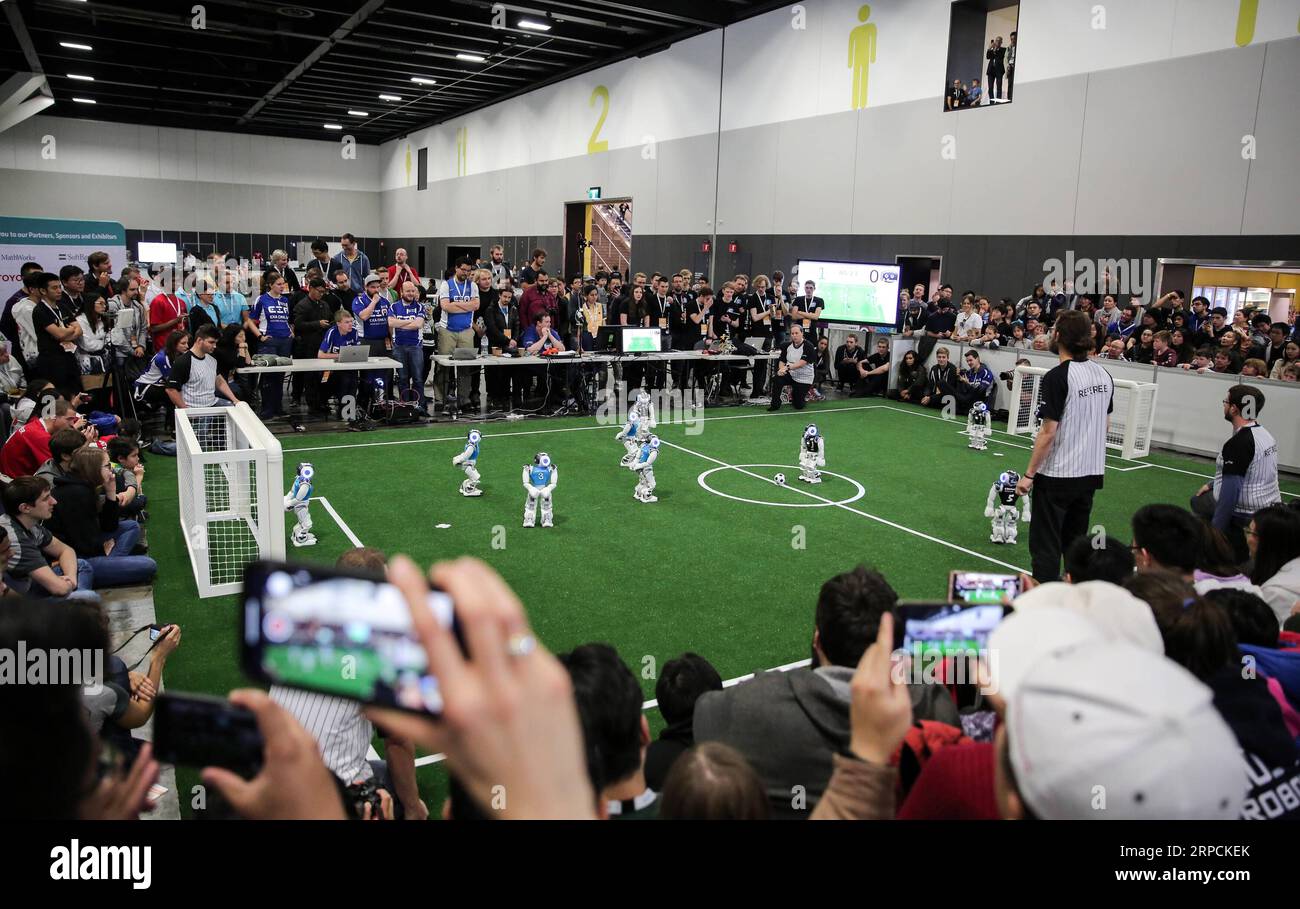 (190707) -- SYDNEY, le 7 juillet 2019 -- les gens regardent une compétition de soccer robotisée à la RoboCup 2019 à Sydney, Australie, le 7 juillet 2019.) AUSTRALIE-SYDNEY-ROBOT-SOCCER BaixXuefei PUBLICATIONxNOTxINxCHN Banque D'Images