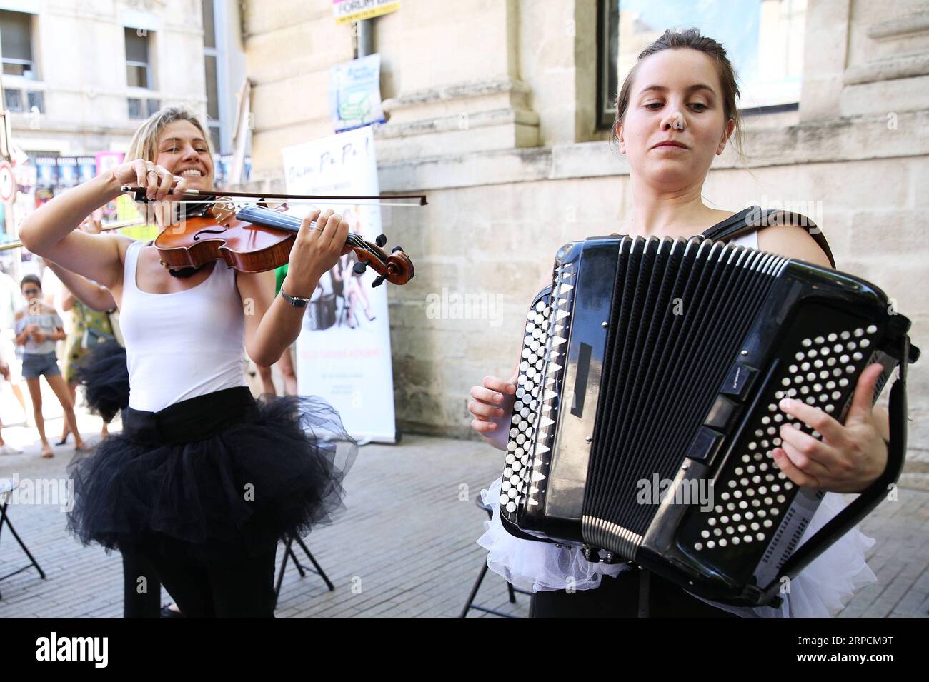 (190708) -- AVIGNON (FRANCE), 8 juillet 2019 -- des artistes se produisent dans une rue lors du 73e Festival d'Avignon à Avignon, France, le 8 juillet 2019. Le 73e Festival d Avignon se tient ici du 4 au 23 juillet. Le festival créé en 1947 par le réalisateur français Jean Vilar est l'un des plus importants événements d'arts de la scène contemporains au monde. FRANCE-AVIGNON-FESTIVAL D AVIGNON GaoxJing PUBLICATIONxNOTxINxCHN Banque D'Images