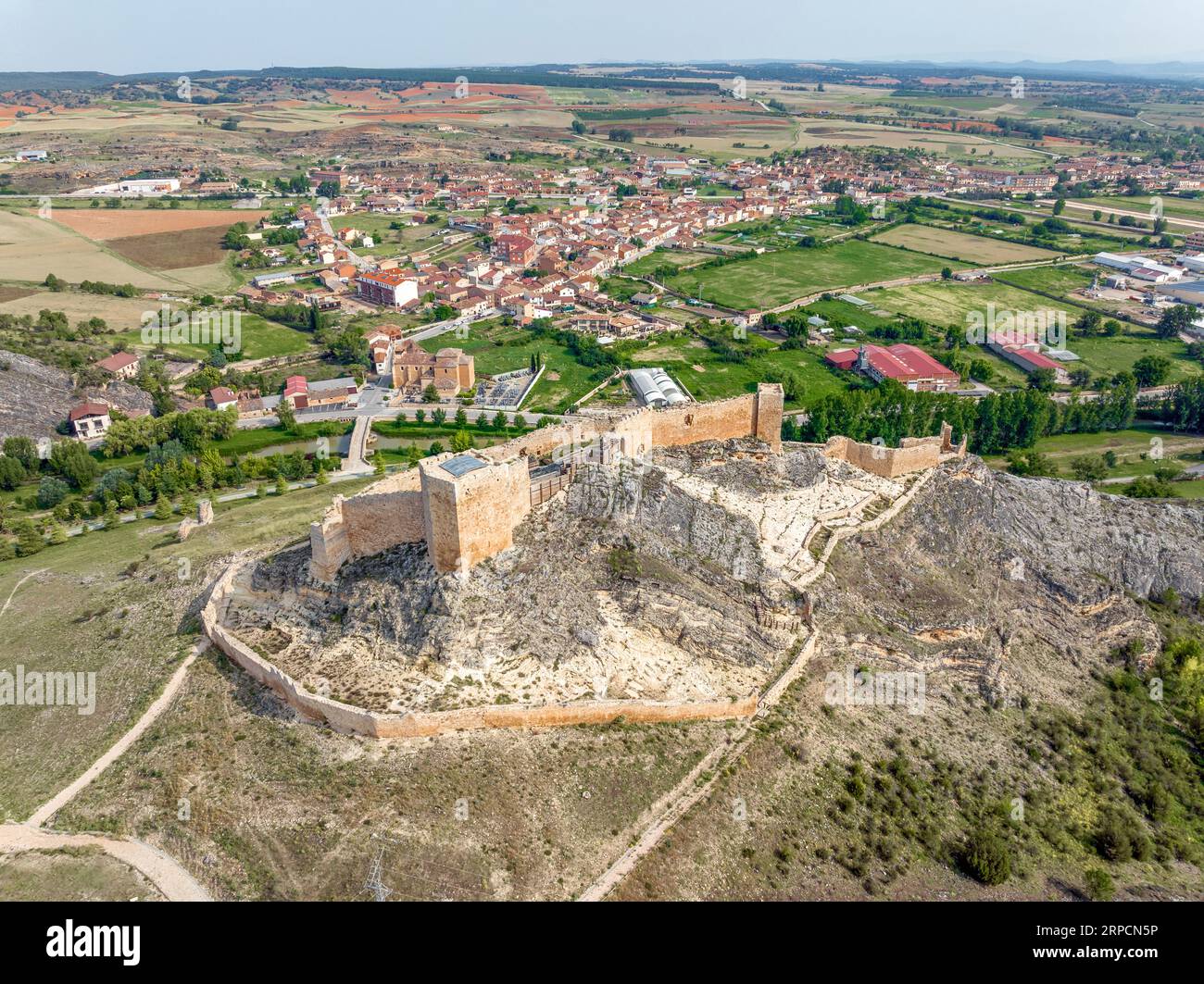 Osma appartenant à la province de Soria, vue aérienne panoramique avec fond de la ville. Espagne Banque D'Images