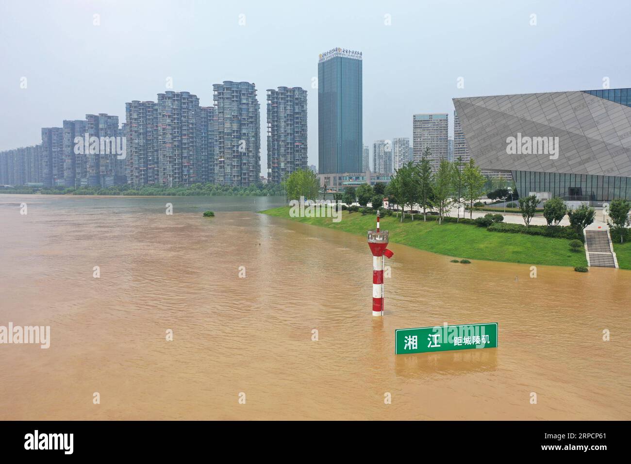 (190710) -- CHANGSHA, 10 juillet 2019 -- une photo aérienne prise le 10 juillet 2019 montre un panneau de navigation submergé dans la rivière Xiangjiang inondée à Changsha, dans la province du Hunan du centre de la Chine. Le niveau d'eau de la rivière Xiangjiang est au-dessus de la ligne d'alerte en raison de fortes pluies continues.) CHINA-HUNAN-CHANGSHA-FLOOD(CN) LixGa PUBLICATIONxNOTxINxCHN Banque D'Images