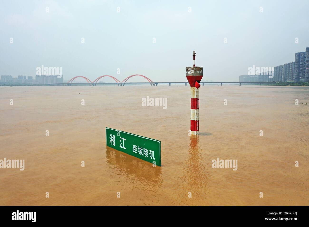 Actualités Bilder des Tages 190710 -- CHANGSHA, 10 juillet 2019 -- une photo aérienne prise le 10 juillet 2019 montre un panneau de navigation submergé dans la rivière Xiangjiang inondée à Changsha, dans la province du Hunan du centre de la Chine. Le niveau d'eau de la rivière Xiangjiang est au-dessus de la ligne d'alerte en raison de fortes pluies continues. CHINA-HUNAN-CHANGSHA-FLOODCN LixGa PUBLICATIONxNOTxINxCHN Banque D'Images