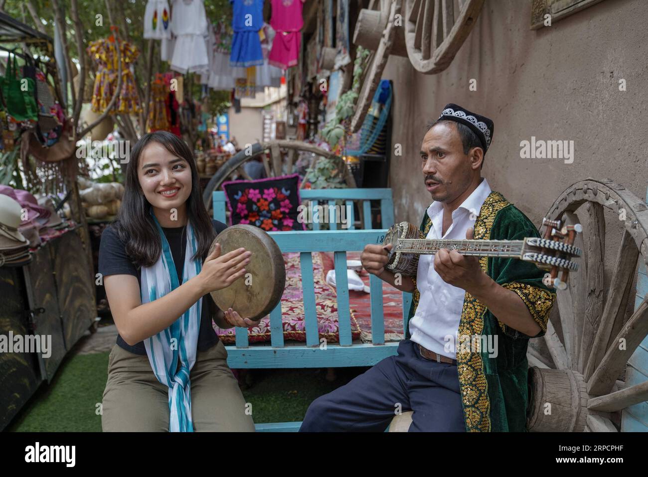 (190711) -- KASHGAR, 11 juillet 2019 -- les habitants jouent des instruments de musique dans la ville antique de Kashgar, dans la région autonome ouïgoure du Xinjiang, au nord-ouest de la Chine, le 9 juillet 2019. Au cours du premier semestre de 2019, l ' ancienne ville de Kashgar a accueilli plus de 310 000 000 touristes. CHINE-XINJIANG-KASHGAR ANCIENNE VILLE-TOURISME (CN) ZHAOXGE PUBLICATIONXNOTXINXCHN Banque D'Images