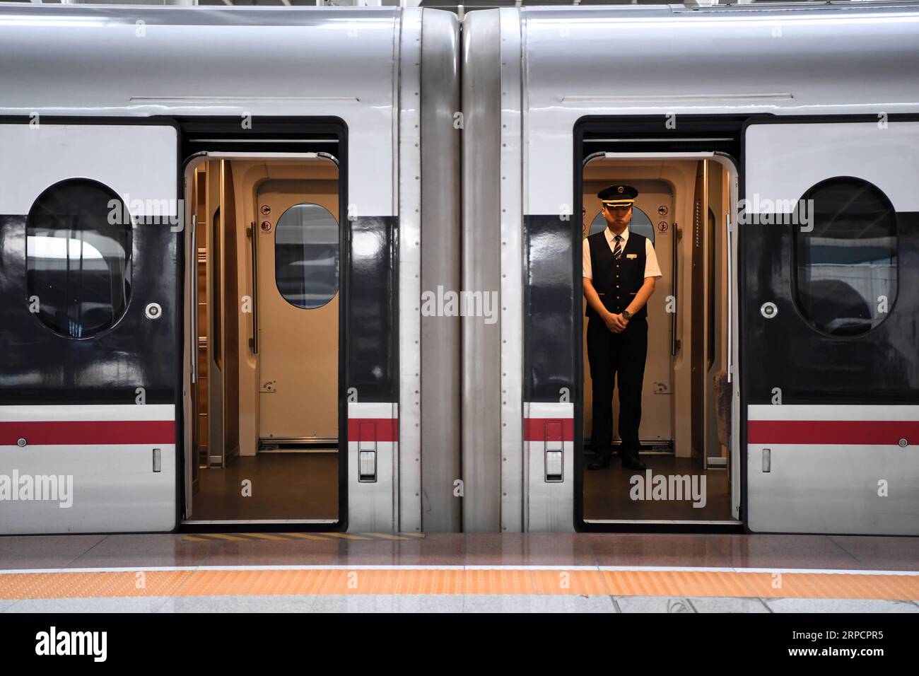 (190711) -- CHONGQING, le 11 juillet 2019 -- un accompagnateur attend que les passagers montent à bord du train à grande vitesse G319 à la gare de Chongqing Ouest dans le sud-ouest de la Chine, Chongqing, le 11 juillet 2019. Le train à grande vitesse G319 a quitté la gare de Chongqing Ouest à 8:20 heures du matin et arrivera à la gare de Hong Kong Ouest de Kowloon environ 7,5 heures plus tard. Un siège de deuxième classe pour le trajet de 7,5 heures coûte 660 yuans (environ 96 dollars américains). CHINA-CHONGQING-BULLET TRAIN-HONG KONG (CN) TANGXYI PUBLICATIONXNOTXINXCHN Banque D'Images