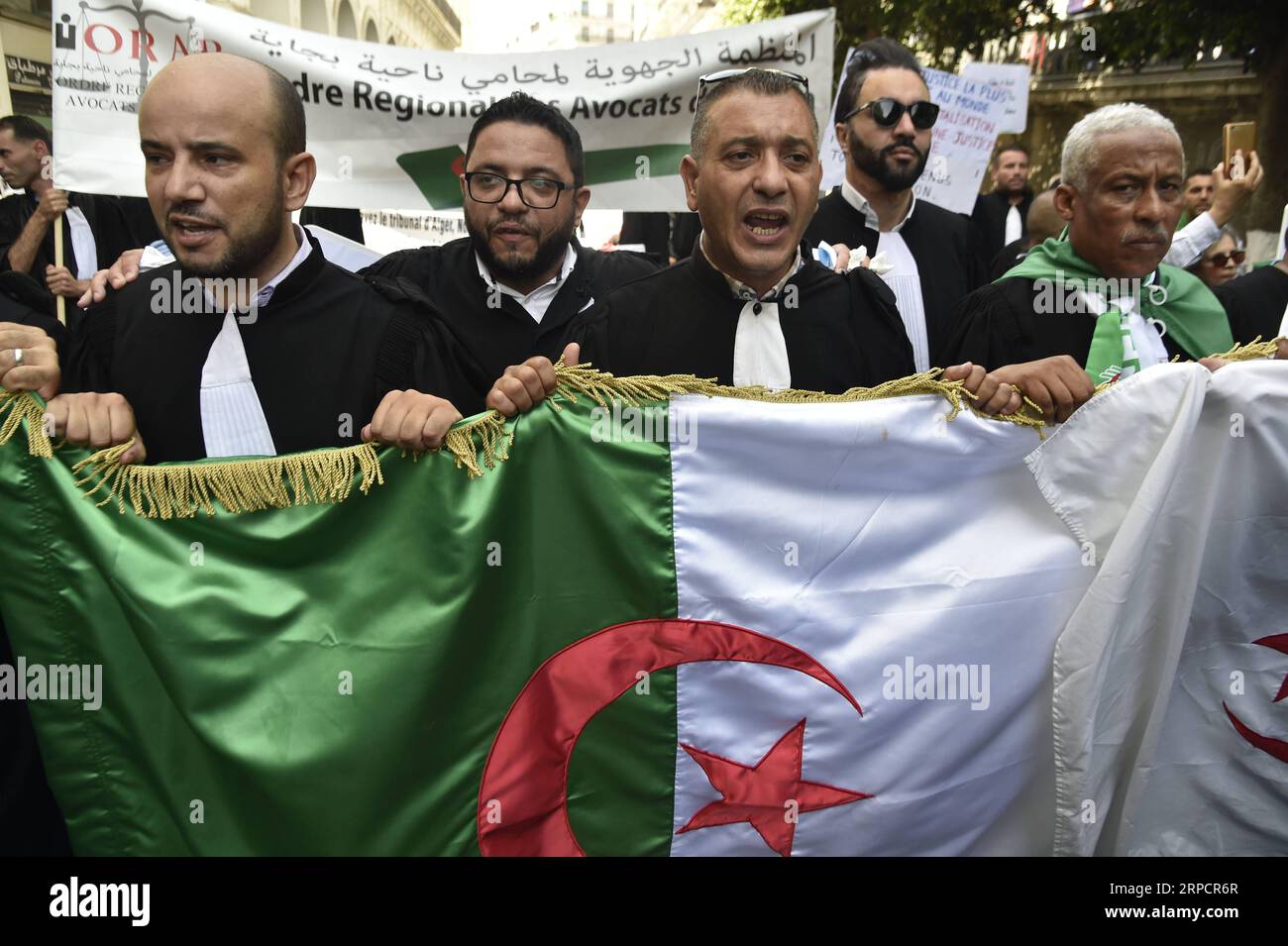 (190711) -- ALGER, le 11 juillet 2019 -- des avocats algériens défilent à Alger, captial d'Algérie, le 11 juillet 2019, réclamant des réformes pour assurer la liberté de leurs œuvres et la justice juridique. ALGÉRIE-ALGER-AVOCATS-MARCH huangxling PUBLICATIONxNOTxINxCHN Banque D'Images