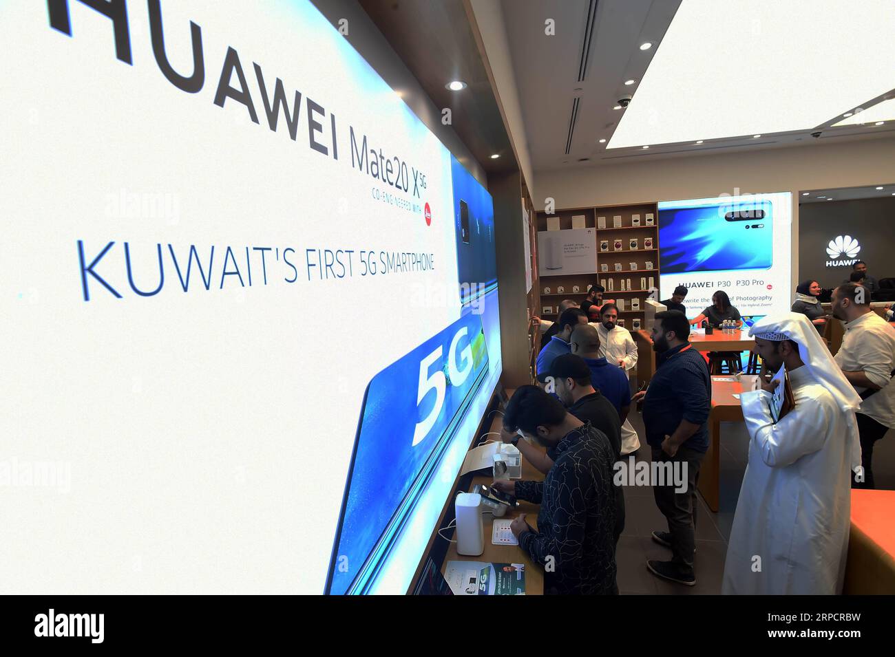 (190711) -- GOUVERNORAT DE FARWANIYA, 11 juillet 2019 (Xinhua) -- les populations locales essaient le smartphone compatible 5G HUAWEI Mate 20 X lors de l'événement de lancement dans le Gouvernorat de Farwaniya, Koweït, le 11 juillet 2019. Le géant chinois de la technologie et des smartphones Huawei a dévoilé jeudi aux consommateurs koweïtiens son premier smartphone compatible 5G HUAWEI Mate 20 X. (Xinhua/Asad) KOWEÏT-FARWANIYA GOUVERNORAT-HUAWEI-5G SMARTPHONE-LANCEMENT PUBLICATIONxNOTxINxCHN Banque D'Images