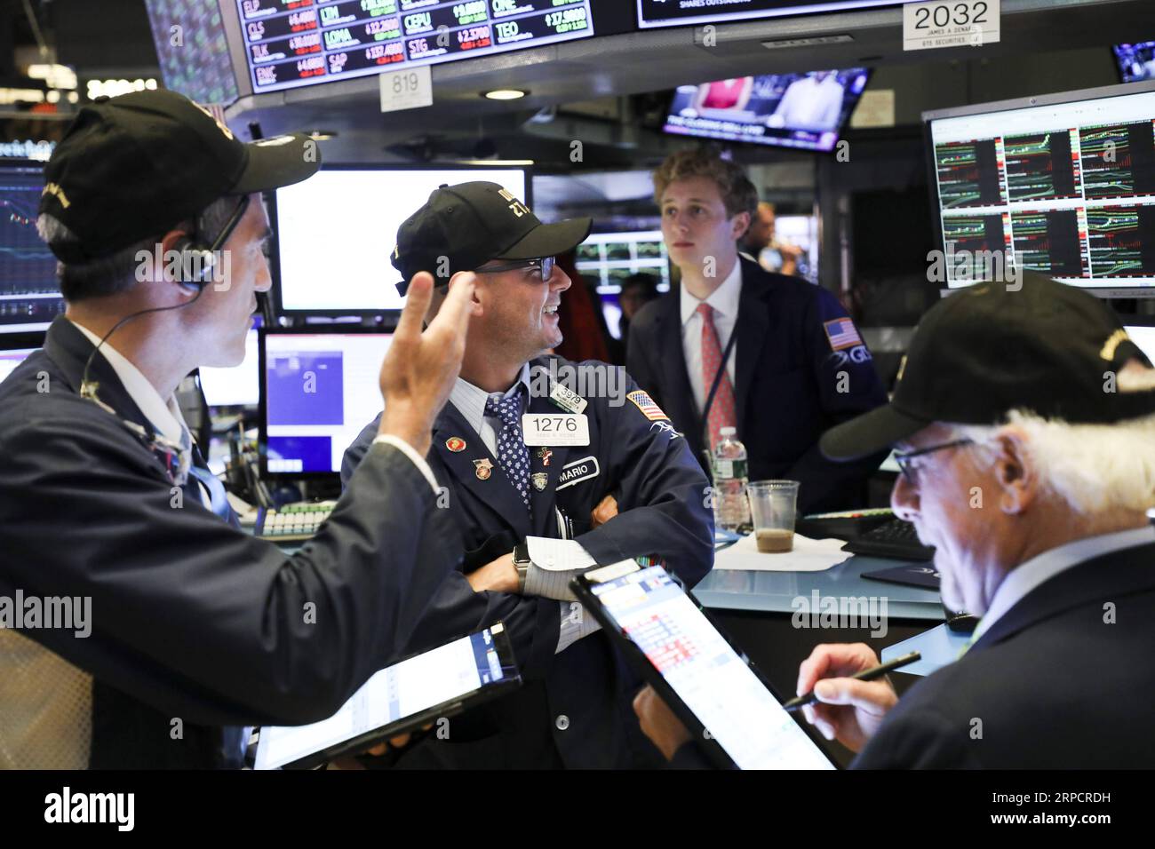 (190712) -- NEW YORK, le 12 juillet 2019 -- les commerçants travaillent à la Bourse de New York, aux États-Unis, le 11 juillet 2019. Les actions américaines se sont terminées mixtes jeudi, alors que les investisseurs digéraient un lot de données clés. Le marché a également continué à être encouragé par de plus grands espoirs de réductions de taux futures à la suite du témoignage du président de la Réserve fédérale américaine en matière de politique monétaire. La moyenne industrielle du Dow Jones a augmenté de 227,88 points, ou 0,85 pour cent, à 27 088,08. Le S&P 500 a augmenté de 6,84 points, soit 0,23 %, pour atteindre 2 999,91 points. L'indice composite Nasdaq a chuté de 6,49 points, ou 0,08 %, à 8 196,04. ) ÉTATS-UNIS - NOUVEAU Y Banque D'Images