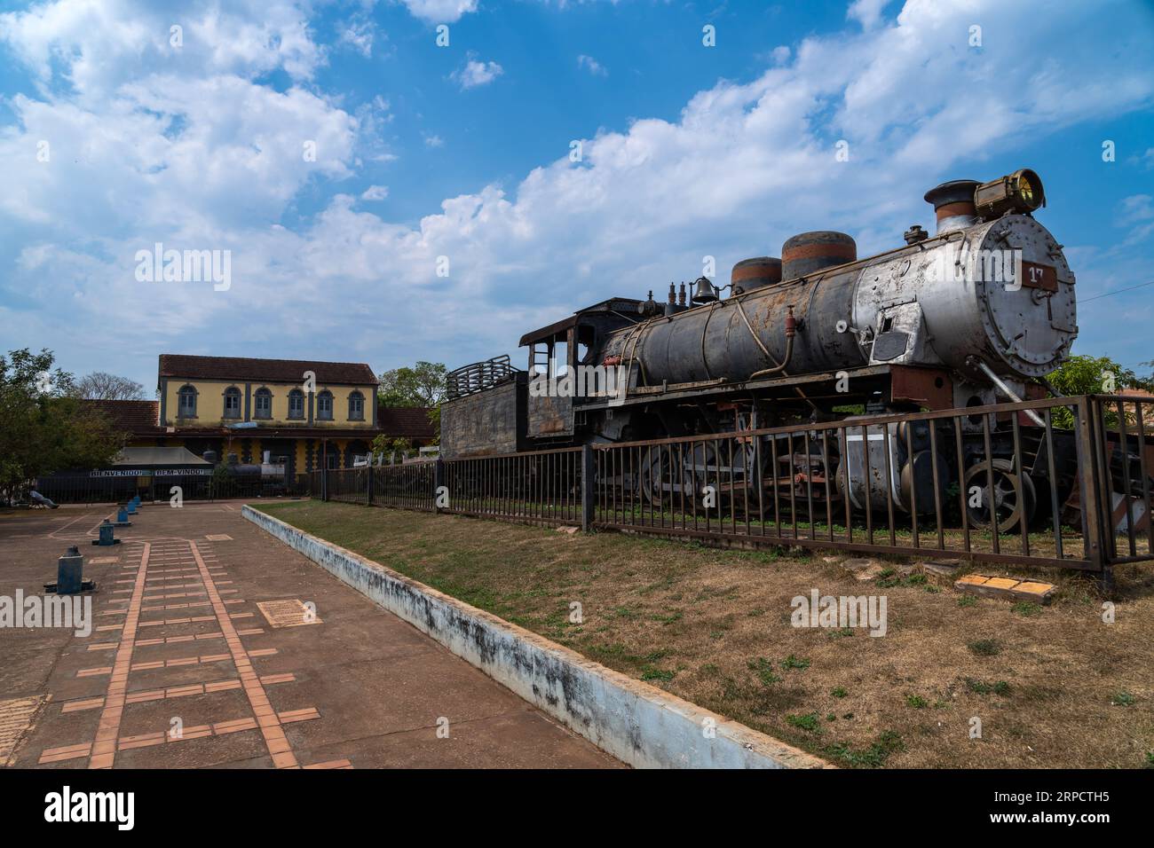 Locomotive et wagon de l'ancien Madeira Mamoré Railway, le chemin de fer du diable dans la ville de Guajará-Mirim. Rondônia, Brésil dans la forêt amazonienne Banque D'Images