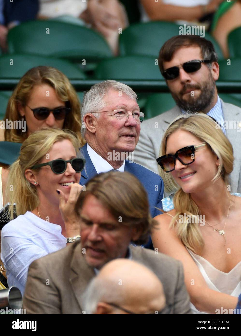 (190713) -- Londres, 13 juillet 2019 -- Sir Alex Ferguson (C) est vu à la Royal Box lors du match de demi-finale en simple entre Novak Djokovic de Serbie et Roberto Bautista Agut d'Espagne aux Championnats de tennis de Wimbledon 2019 à Londres, Grande-Bretagne, le 12 juillet 2019.) (SP)BRETAGNE-LONDRES-TENNIS-WIMBLEDON-DAY 11-ROYAL BOX LUXYANG PUBLICATIONXNOTXINXCHN Banque D'Images