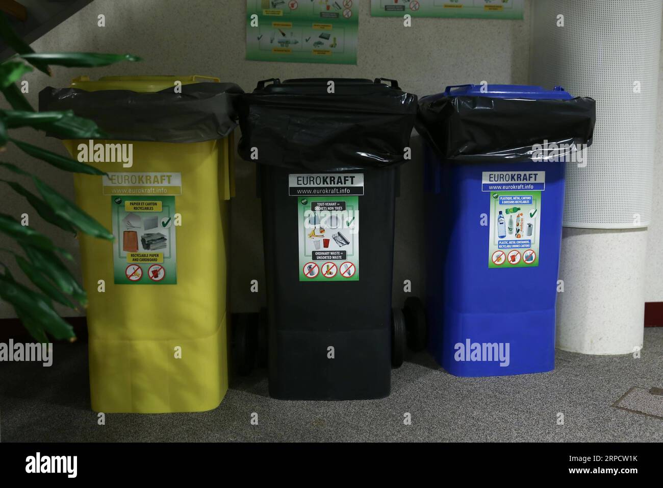(190713) -- PÉKIN, 13 juillet 2019 -- une photo prise le 30 juin 2019 montre des poubelles au siège de l'Union européenne à Bruxelles, en Belgique. Xinhua Headlines : la guerre de la Chine contre les déchets crée un marché pour les entreprises vertes européennes ZhangxCheng PUBLICATIONxNOTxINxCHN Banque D'Images