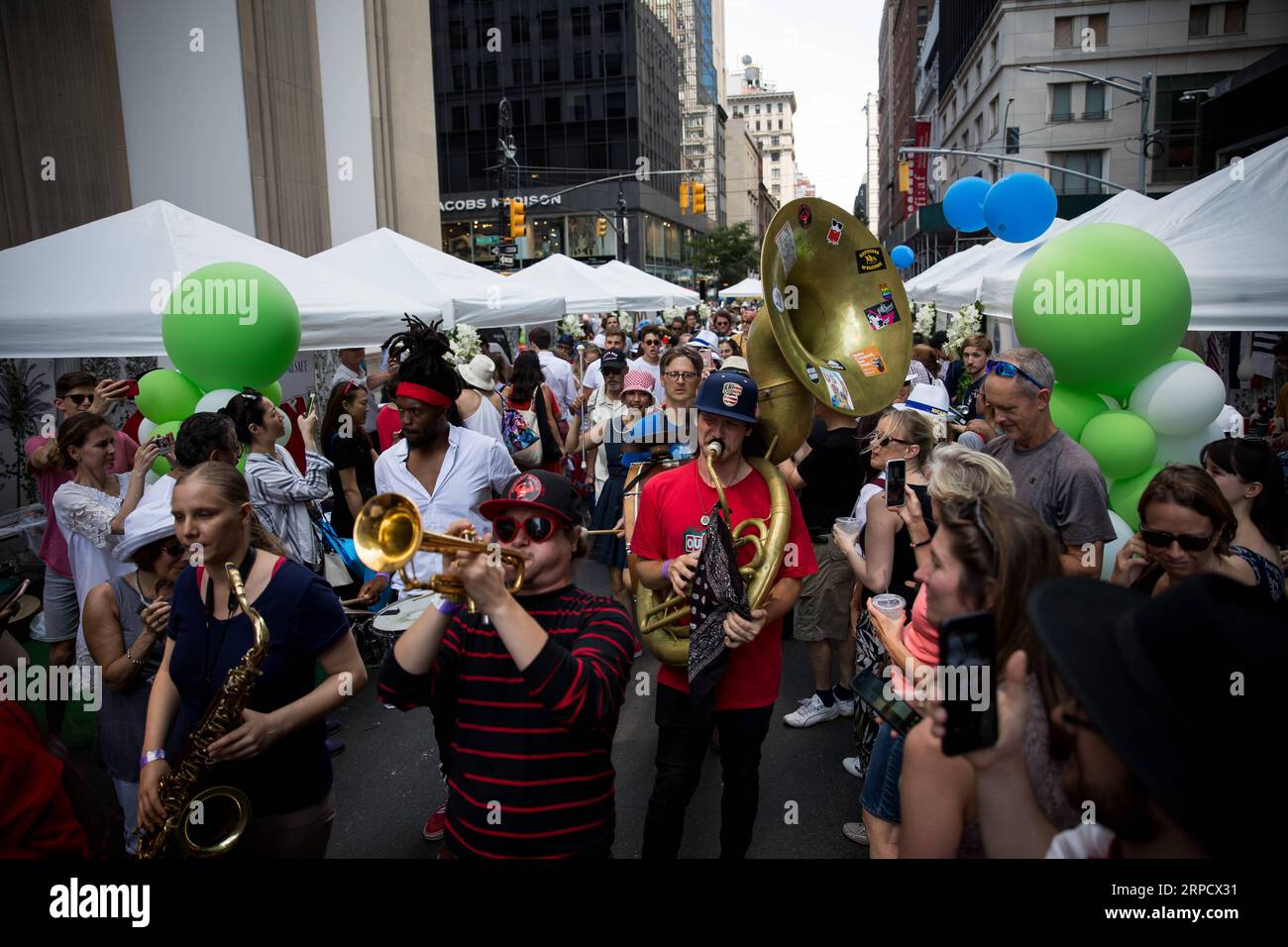 (190714) -- NEW YORK, 14 juillet 2019 (Xinhua) -- des membres du Hungry March Band se produisent lors de la célébration du jour de la Bastille de l'Institut français Alliance française (FIAF) à New York, aux États-Unis, le 14 juillet 2019. Le jour de la Bastille, également connu sous le nom de Fête nationale française, commémore le début de la Révolution française et la prise de la Bastille à Paris le 14 juillet 1789. (Xinhua/Michael Nagle) US-NEW YORK-BASTILLE FÊTE PUBLICATIONxNOTxINxCHN Banque D'Images