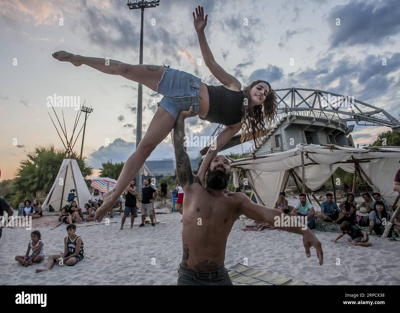 (190714) -- ATHÈNES, le 14 juillet 2019 -- des acrobaties ont lieu lors du festival d'art du surf à Athènes, en Grèce, le 14 juillet 2019. Le Surf Art Festival est un festival de trois jours consacré à l'art de vivre et au surf. GRÈCE-ATHÈNES-SURF ART FESTIVAL PanagiotisxMoschandreou PUBLICATIONxNOTxINxCHN Banque D'Images