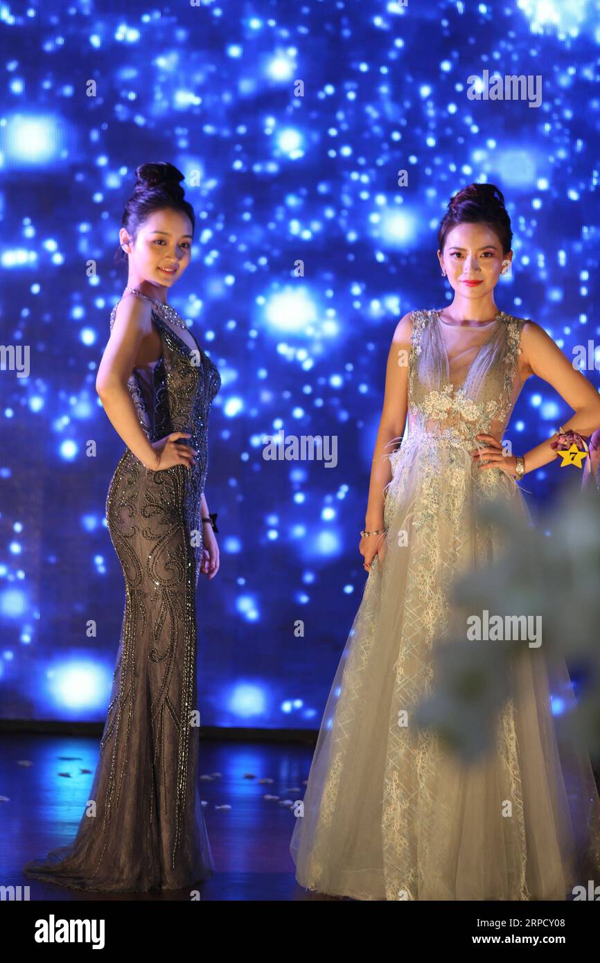 (190715) -- NEW YORK, 15 juillet 2019 -- les concurrents présentent des robes de style occidental lors du concours international Miss Chine 2019 (Amérique du Nord) à New York, aux États-Unis, le 14 juillet 2019. Le concours international Miss Chine 2019 (Amérique du Nord) a eu lieu dimanche à New York. Liu Hanna, 19 ans, a été couronné à la fin de l'événement, et les deuxième et troisième places ont été attribuées à lu Dan et Wang Jiali. ÉTATS-UNIS-NEW YORK-2019 MISS CHINE CONCOURS INTERNATIONAL-AMÉRIQUE DU NORD ZHANGXFENGGUO PUBLICATIONXNOTXINXCHN Banque D'Images