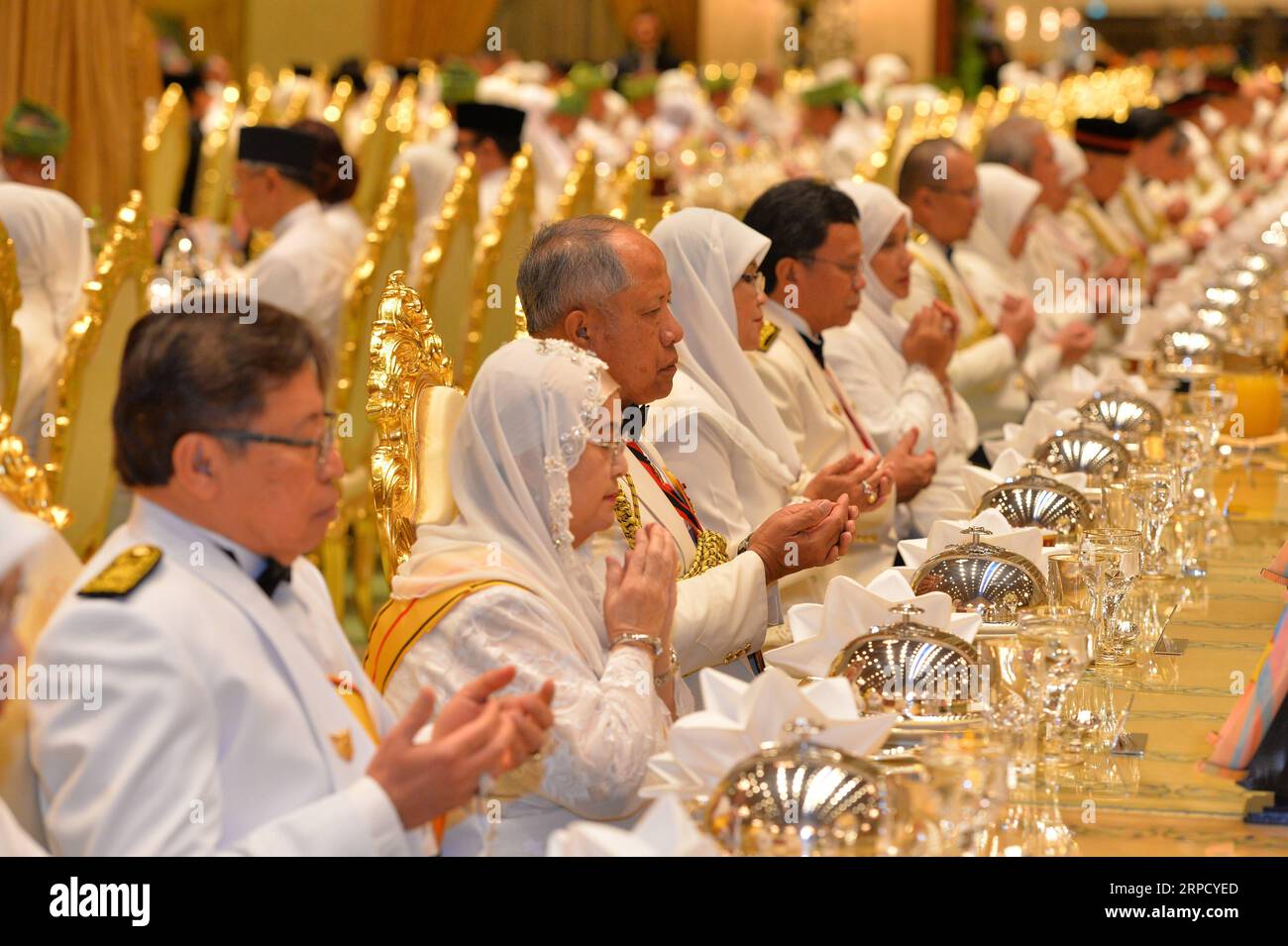 (190716) -- BANDAR SERI BEGAWAN, 16 juillet 2019 (Xinhua) -- de hauts fonctionnaires et d'autres invités assistent à un banquet d'État pour célébrer le 73e anniversaire du sultan Haji Hassanal Bolkiah à Istana Nurul Iman, le palais royal, à Bandar Seri Begawan, capitale du Brunei, le 15 juillet 2019. Environ 4 000 personnes comprenant des membres des familles royales, des dignitaires d'État et du corps diplomatique étranger, ainsi que des invités étrangers ont assisté à un grand banquet d'État en conjonction avec la célébration du 73e anniversaire du sultan lundi soir au palais royal - Istana Nurul Iman. B Banque D'Images