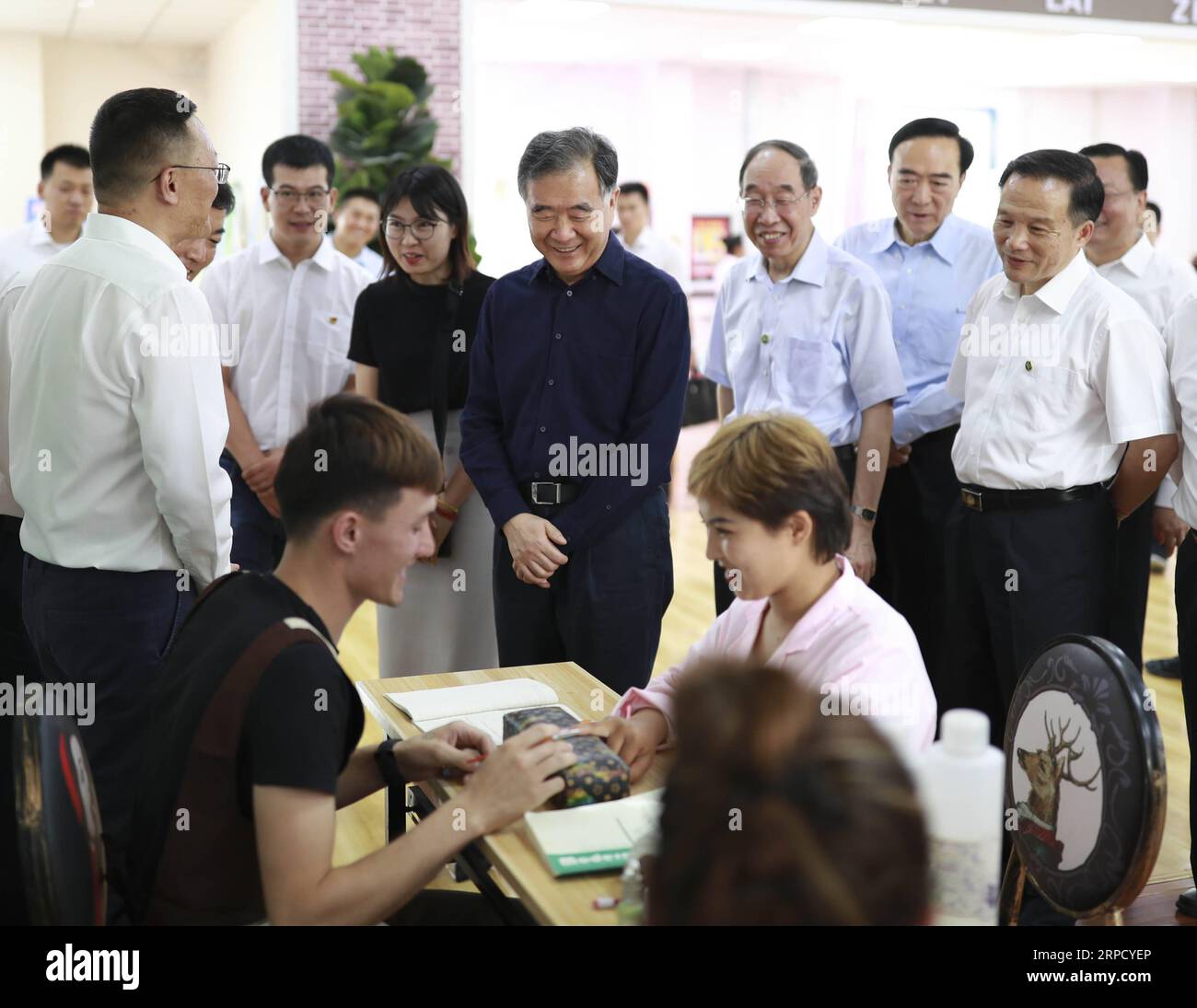 (190716) -- HOTAN, 16 juillet 2019 -- Wang Yang, membre du comité permanent du bureau politique du comité central du Parti communiste chinois (PCC), l OMS est également chargée de coordonner les travaux du Comité central du CPC sur le Xinjiang, inspecte une école professionnelle à Hotan, dans la région autonome ouïgoure du Xinjiang, au nord-ouest de la Chine, le 15 juillet 2019. Wang Yang a souligné le soutien global, ciblé et à long terme au Xinjiang à travers le programme d’aide au jumelage lors de la septième réunion nationale sur l’aide au jumelage au Xinjiang, qui s’est tenue à Hotan du dimanche au mardi. Wang a visité une exposition Banque D'Images