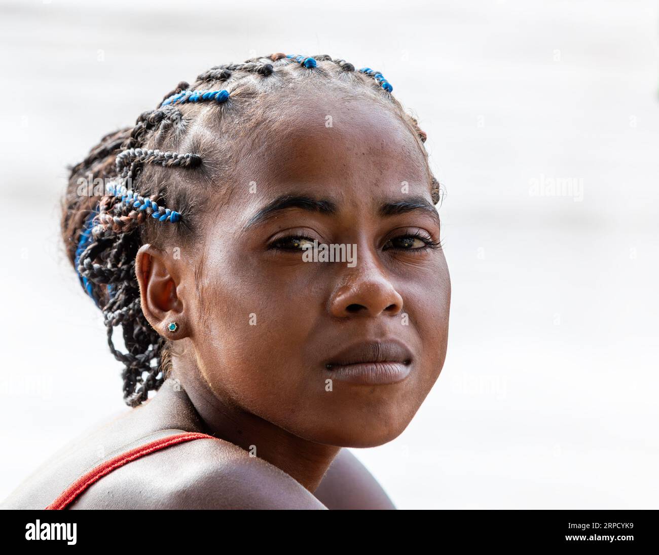 Andadoany, Bekopaka, Madagascar - novembre 4. 2022 : Portrait de belle femme malgache en ferry sur la rivière Mania. Banque D'Images