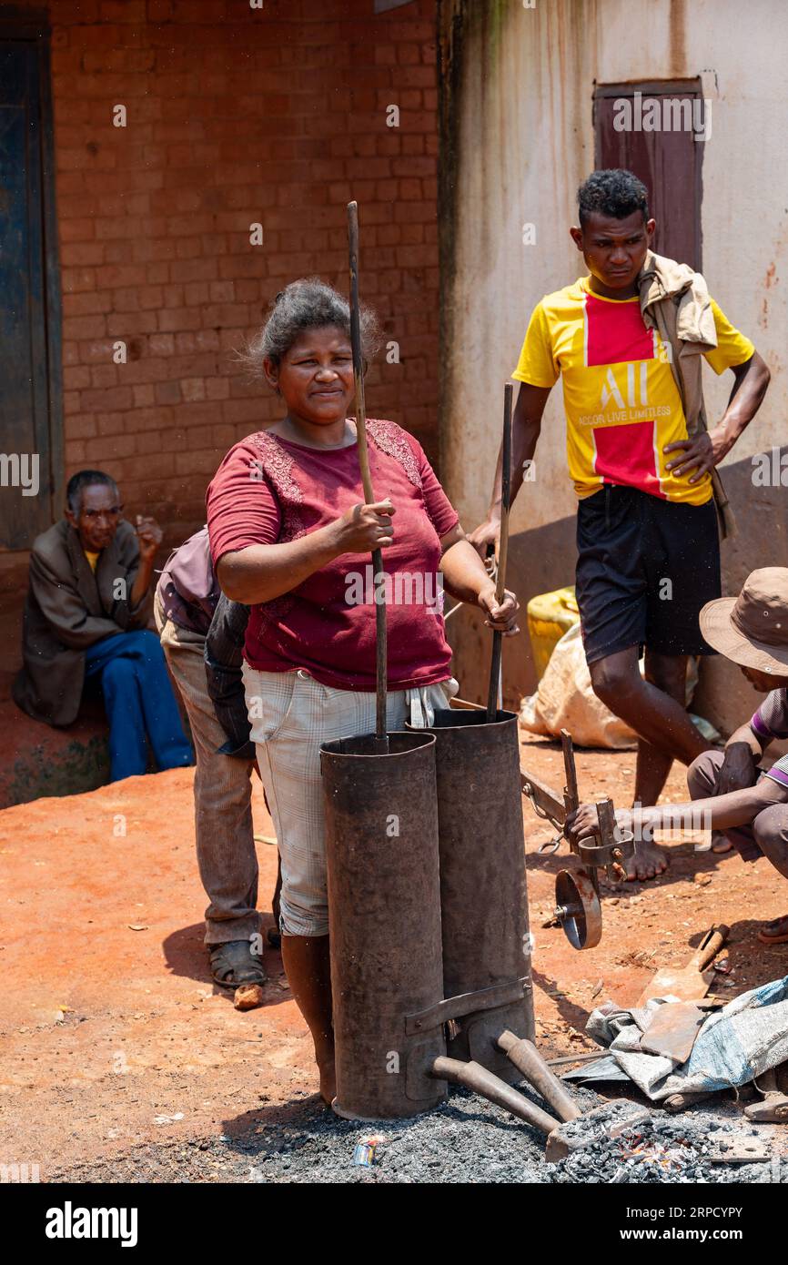 Mandoto, Madagascar - 9 novembre 2022 - Un couple malgache dirige une entreprise de forge à Mandoto. Un forgeron malgache travaille sur le fer tandis que son wi Banque D'Images