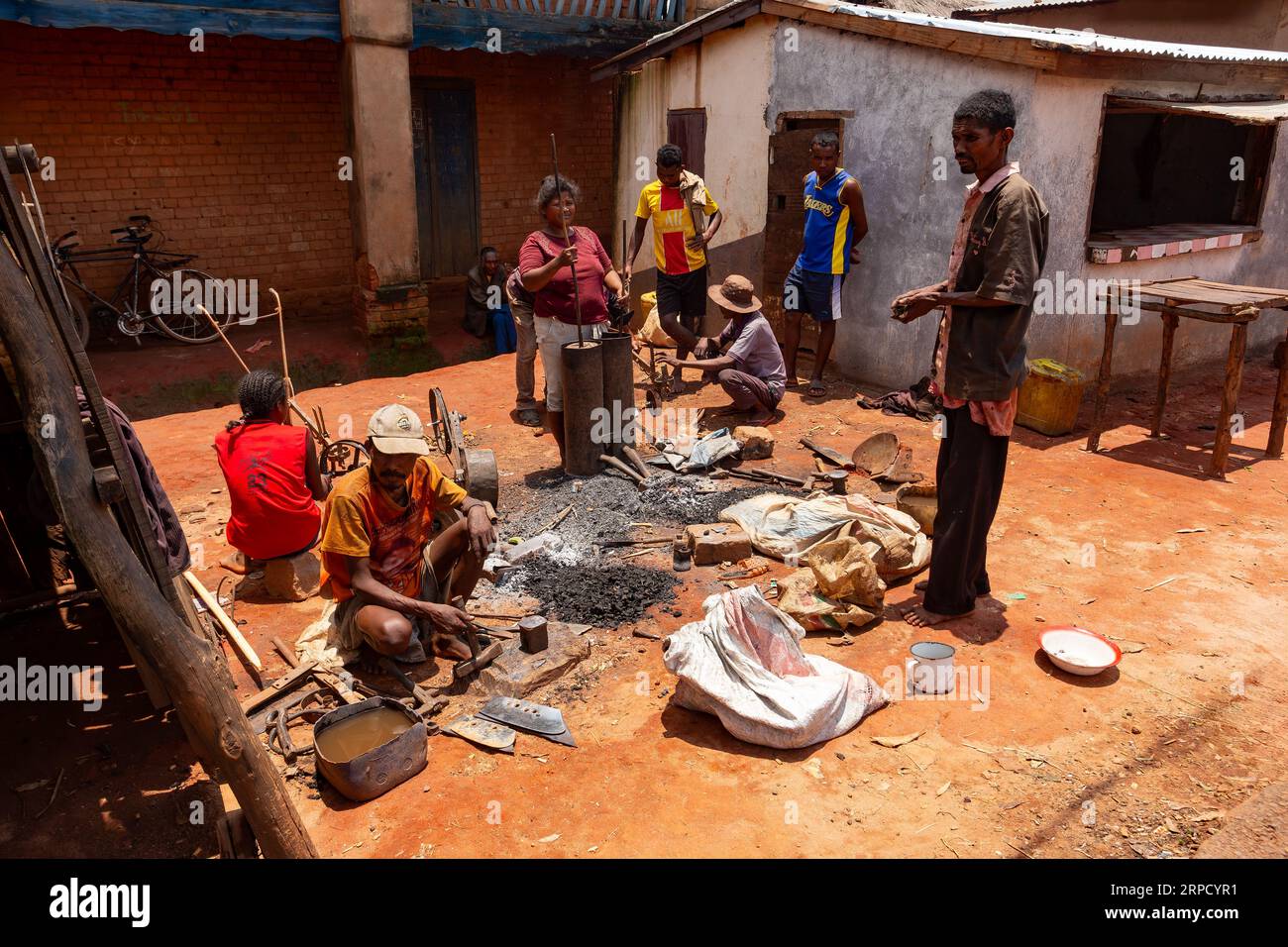 Mandoto, Madagascar - 9 novembre 2022 - Un couple malgache dirige une entreprise de forge à Mandoto. Un forgeron malgache travaille sur le fer tandis que son wi Banque D'Images