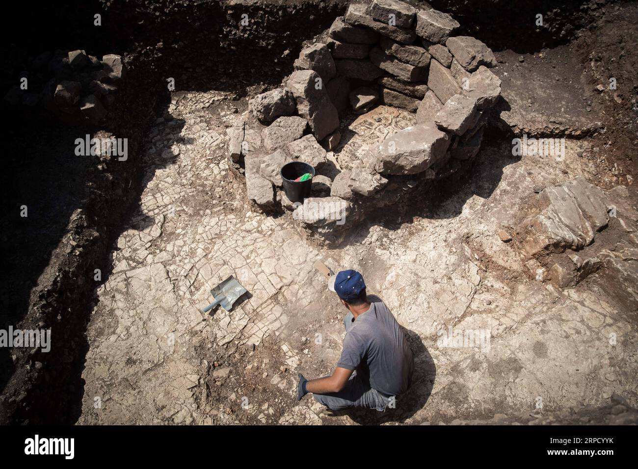 (190717) -- MOTZA, 17 juillet 2019 (Xinhua) -- un employé de l'Autorité israélienne des antiquités travaille sur le site d'une colonie préhistorique vieille de 9 000 ans à Motza, à 5 km à l'ouest de Jérusalem, le 16 juillet 2019. Les archéologues en Israël ont déclaré mardi qu'ils avaient découvert une énorme colonie préhistorique en dehors de Jérusalem datant d'il y a 9 000 ans. L'Autorité israélienne des antiquités, qui supervise les fouilles, a publié une déclaration disant que la colonie est l'une des plus grandes de son genre dans la région de la période néolithique, ou le nouvel âge de pierre. (JINI/document via Xinhua) ISRAËL-ARCHÉOLOGIE Banque D'Images