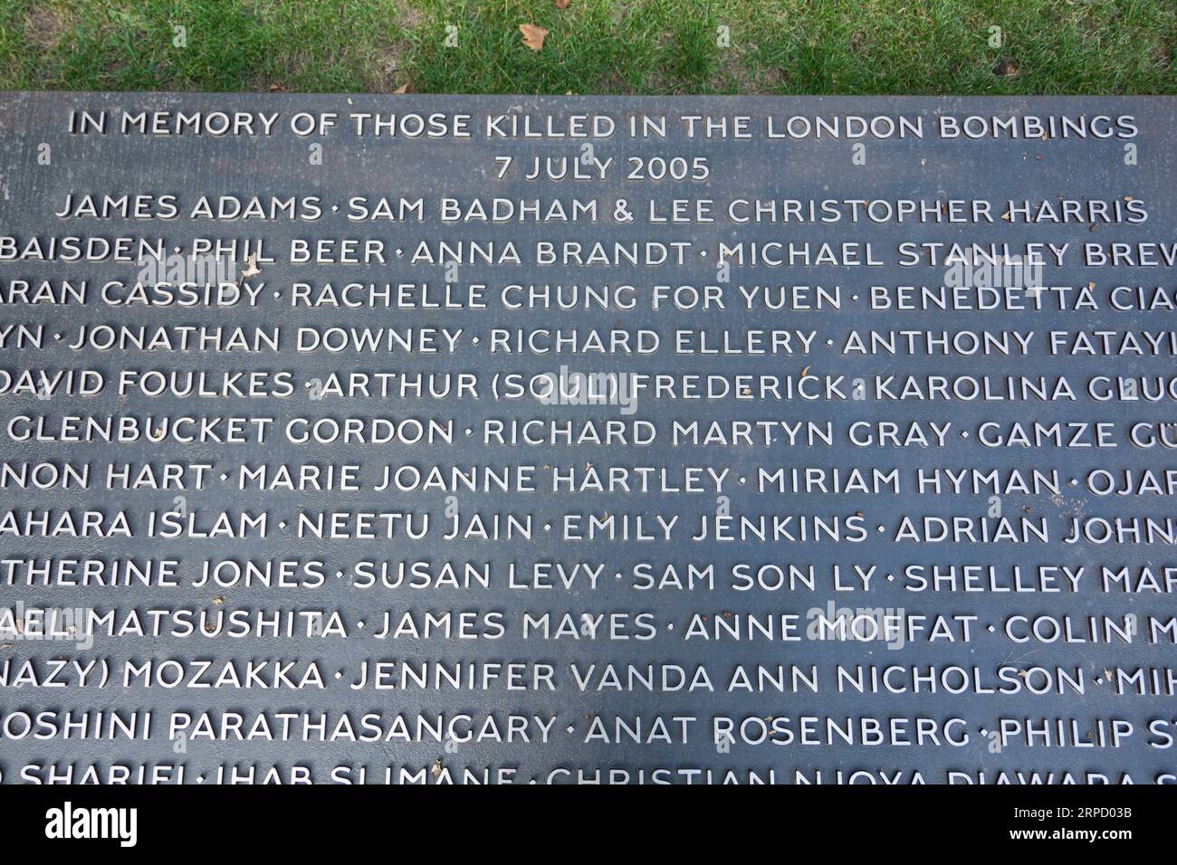Les noms des personnes tuées sur le Hyde Park Memorial - à la mémoire des personnes tuées dans les attentats à la bombe de Londres du 7 juillet 2005, Londres, Angleterre, Royaume-Uni Banque D'Images
