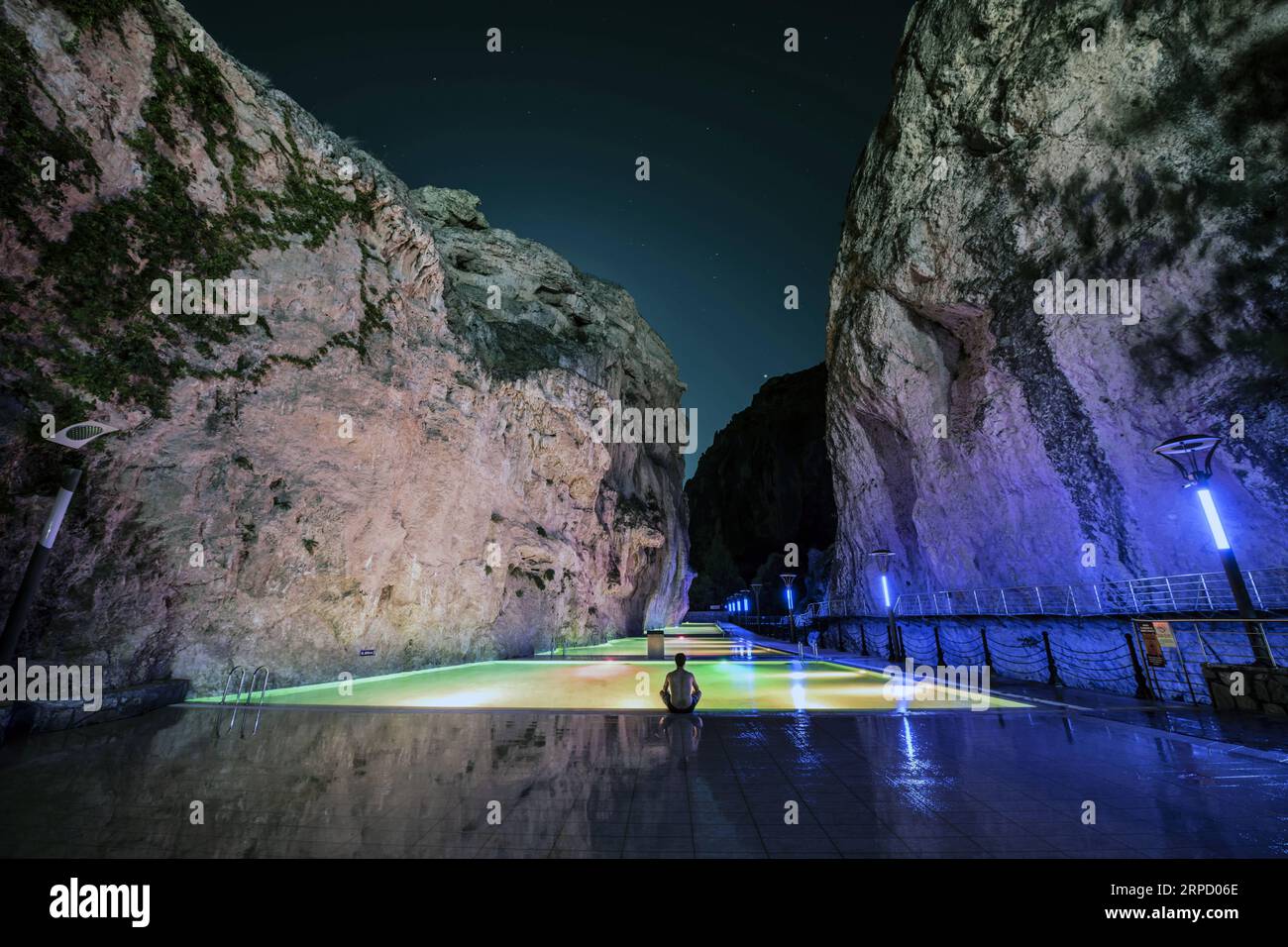 (190717) -- ANKARA, 17 juillet 2019 -- une photo prise le 15 juillet 2019 montre une vue nocturne de la piscine de Kudret située dans le canyon de Tohma dans la province de Malatya, en Turquie. La piscine est une attraction touristique populaire. TURQUIE-MALATYA-CANYON-PISCINE QinxYanyang PUBLICATIONxNOTxINxCHN Banque D'Images