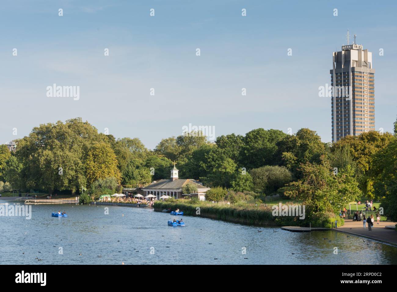 Pédalos sur le Serpentine dans Hyde Park de Londres avec le Park Lane Hilton en arrière-plan Banque D'Images