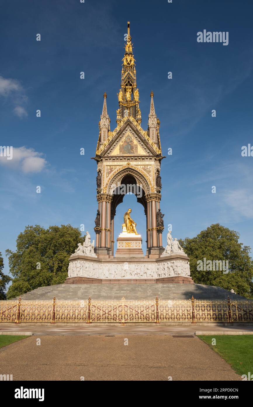 George Gilbert Scott's Albert Memorial dans les jardins de Kensington, Londres, W2, Angleterre, Royaume-Uni Banque D'Images