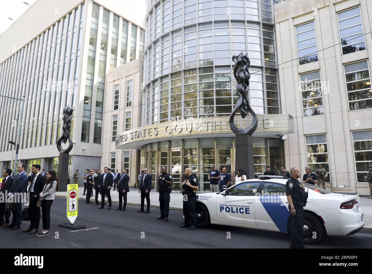 (190717) -- NEW YORK, 17 juillet 2019 -- des policiers montent la garde devant un tribunal fédéral dans le quartier de Brooklyn, aux États-Unis, à New York, le 17 juillet 2019. Les juges américains ont condamné le roi mexicain de la drogue Joaquin El Chapo Guzman à la prison à vie, selon une audience du tribunal ici mercredi. US-NEW-YORK-MEXICAN DRUG LORD-GUZMAN-SENTENCE WANGXYING PUBLICATIONXNOTXINXCHN Banque D'Images