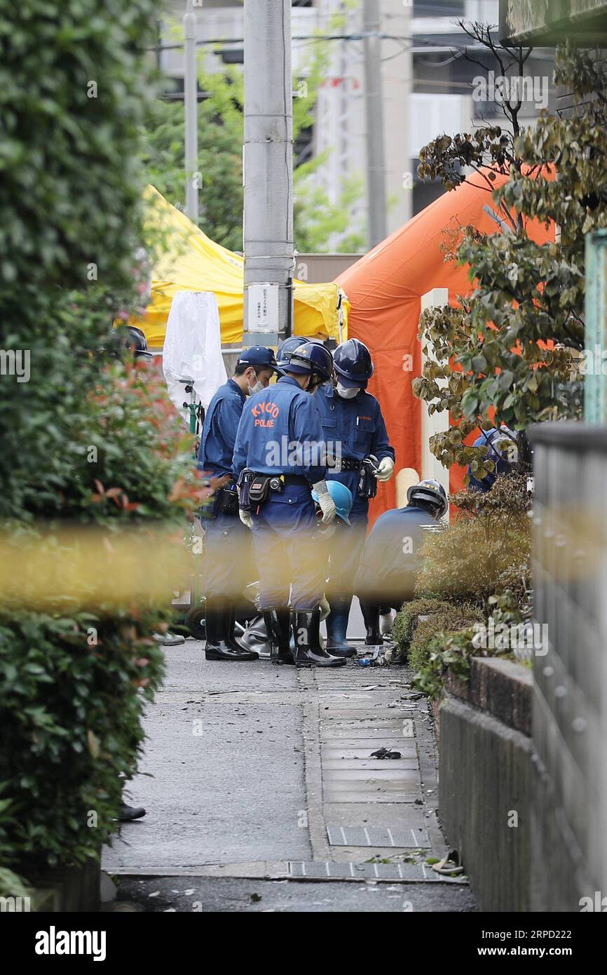 (190719) -- KYOTO, le 19 juillet 2019 -- des policiers travaillent dans un studio d'animation de Kyoto après un incendie criminel à Kyoto, Japon, le 19 juillet 2019. Le motif derrière un incendie criminel présumé sur un studio de Kyoto animation Co. Dans l'ouest du Japon, qui a tué 33 personnes un jour plus tôt, pourrait avoir été le vol d'idées, ont déclaré des sources vendredi. Les médias locaux, citant des sources d'enquête, ont déclaré qu'un homme de 41 ans appréhendé à la suite de l'incendie criminel présumé, a dit à la police qu'il avait déclenché l'incendie dans le studio de trois étages parce que la société avait volé un roman. JAPON-KYOTO-ANIME STUDIO FIRE DuxXiaoyi PUBLICATIONxNOTxINxCHN Banque D'Images