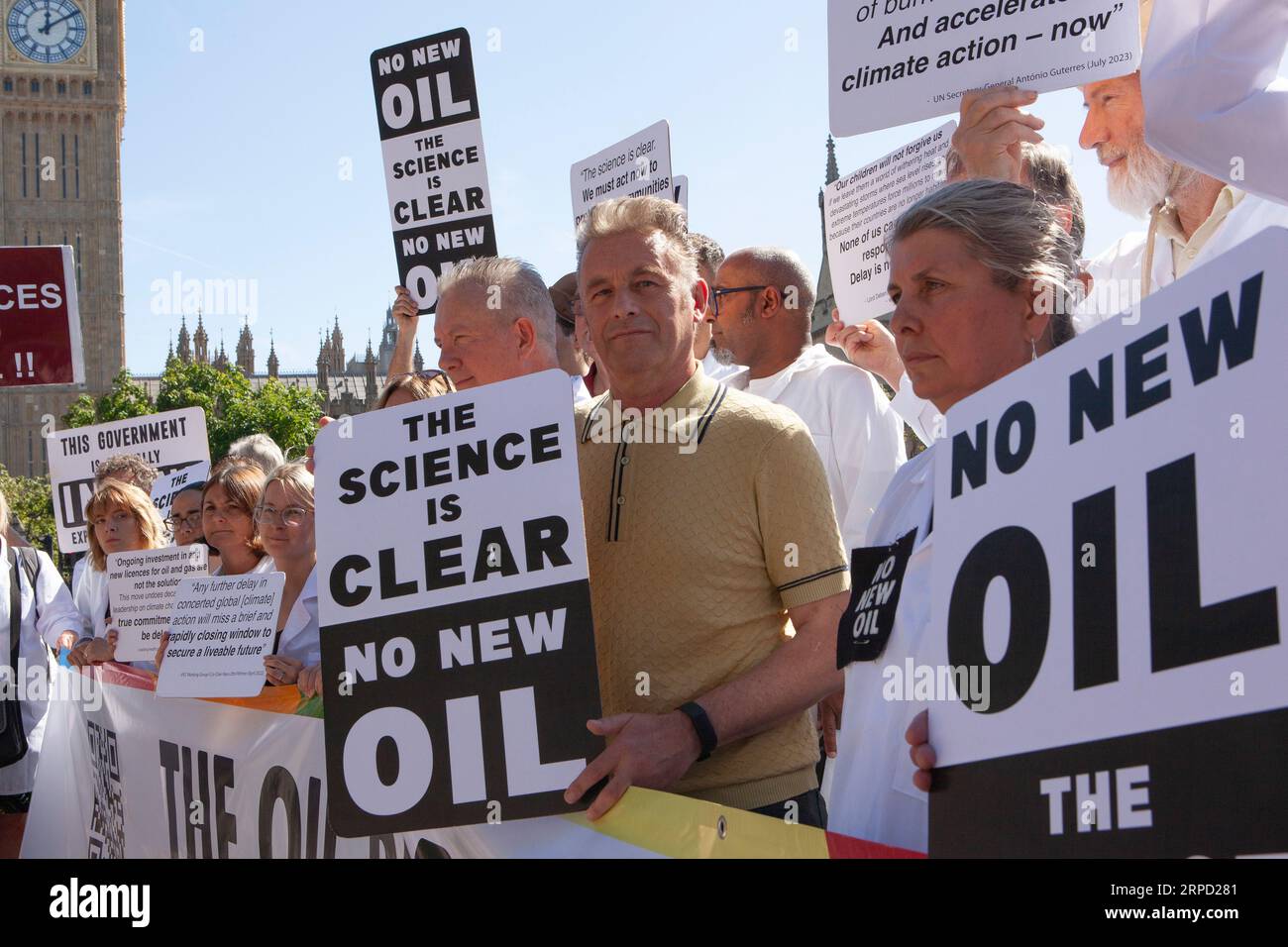 Londres, Royaume-Uni. 4 septembre 2023. Chris Packham se joint aux scientifiques de extinction Rebellion à l'extérieur du Parlement pour demander pas de pétrole neuf. Crédit : Anna Watson/Alamy Live News Banque D'Images