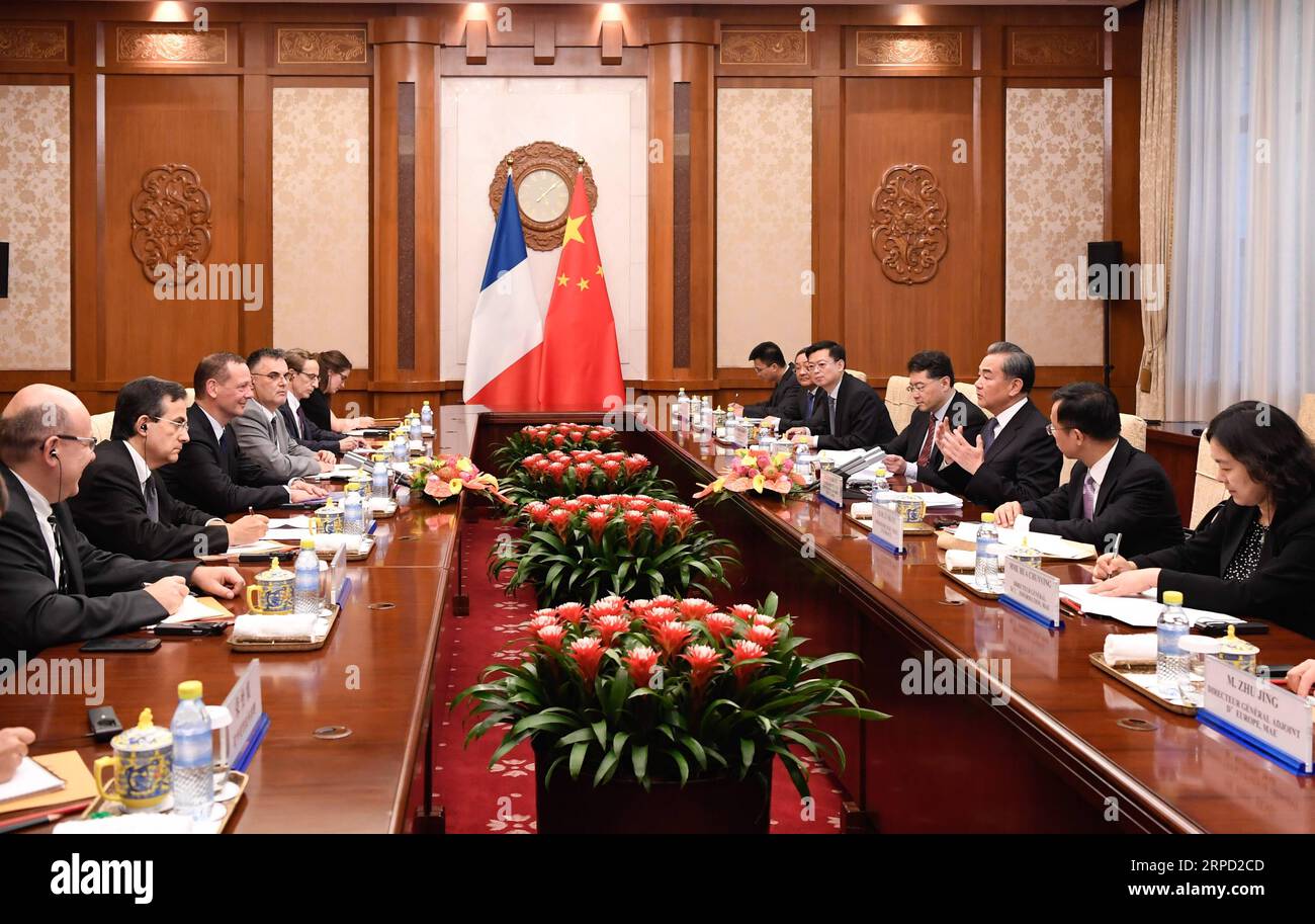 (190719) -- PÉKIN, le 19 juillet 2019 -- Wang Yi, conseiller d'État chinois et ministre des Affaires étrangères, et Emmanuel bonne, conseiller diplomatique du président français en visite, coprésident la nouvelle série de consultations entre les coordinateurs du dialogue stratégique Chine-France à Pékin, capitale de la Chine, le 19 juillet 2019.) CHINA-BEIJING-WANG YI-FRANCE-CONSULTATION (CN) SHENXHONG PUBLICATIONXNOTXINXCHN Banque D'Images
