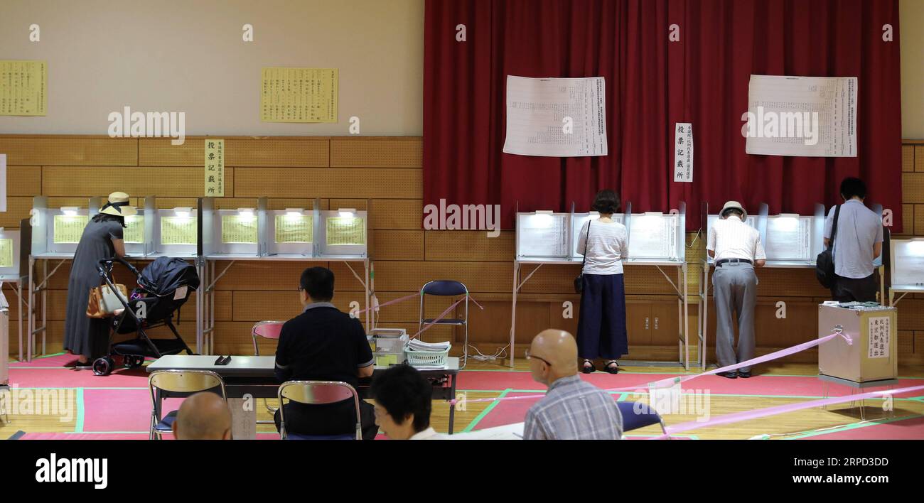 (190721) -- TOKYO, le 21 juillet 2019 -- les électeurs remplissent leur bulletin de vote dans un bureau de vote à Tokyo, Japon, le 21 juillet 2019. Les électeurs de tout le Japon ont commencé à voter dimanche lors de l'élection à la Chambre haute, qui devrait être un baromètre de l'opinion publique sur les six ans et demi au pouvoir du Premier ministre Shinzo Abe. JAPON-CHAMBRE HAUTE ÉLECTION-VOTE DuxXiaoyi PUBLICATIONxNOTxINxCHN Banque D'Images