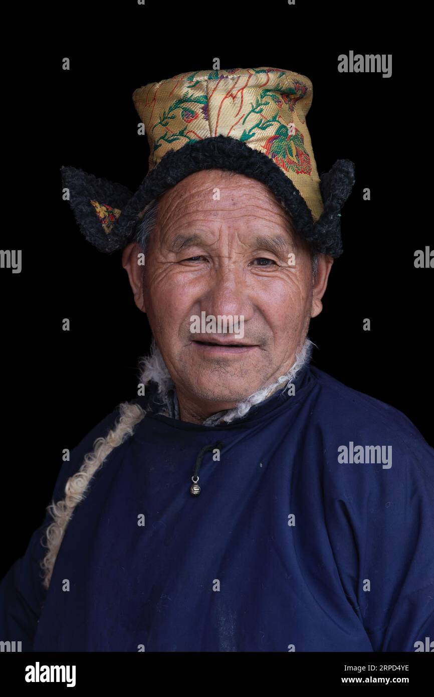 Homme âgé en vêtements ladakhi traditionnels, Monastère de Spilituk (Gompa), district de Leh, Ladakh, Inde Banque D'Images