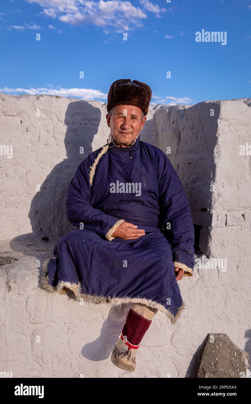 Homme âgé en vêtements ladakhi traditionnels, Monastère de Spilituk (Gompa), district de Leh, Ladakh, Inde Banque D'Images