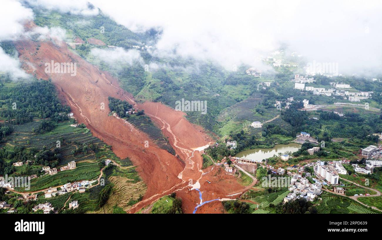 (190724) -- SHUICHENG, 24 juillet 2019 -- une photo aérienne prise le 24 juillet 2019 montre un site de glissement de terrain dans le village de Pingdi dans le comté de Shuicheng de la ville de Liupanshui, dans le sud-ouest de la Chine, dans la province du Guizhou. Onze personnes sont mortes après un glissement de terrain qui a frappé le village de Pingdi mardi soir, ont déclaré mercredi les autorités locales. Vers 9:20 h (1320 h GMT) mardi, un glissement de terrain a frappé le village, enterrant 21 maisons. Plus de 50 personnes vivaient dans la zone touchée lorsque le glissement de terrain a frappé, selon les sauveteurs. Mercredi vers 11 h (0300 h GMT), 11 personnes ont été retrouvées mortes, 11 autres ont été secourues et 34 sont toujours là Banque D'Images