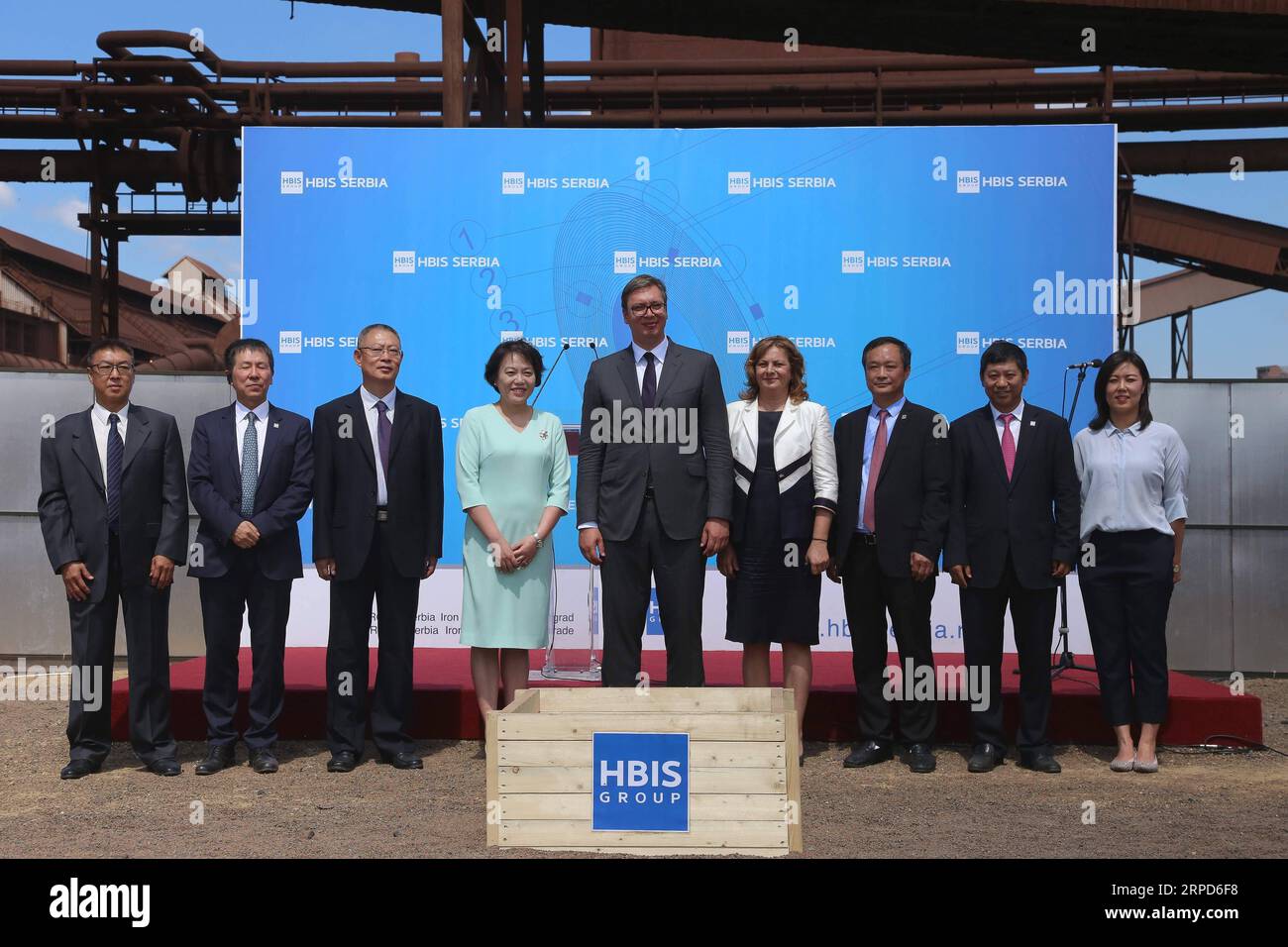 (190724) -- SMEDEREVO, 24 juillet 2019 -- le président serbe Aleksandar Vucic (C), l'ambassadeur chinois en Serbie Chen Bo (4e L) et le président de HBIS Serbie Wang Yulan (3e R) posent pour des photos avec d'autres lors de la cérémonie d'inauguration d'une nouvelle usine de frittage à l'aciérie de Smederevo, en Serbie, le 24 juillet 2019. HBIS Group Serbia Iron & Steel, investi par la Chine, a commencé mercredi la construction d'une nouvelle usine d'agglomération, visant à créer l'une des usines industrielles les plus respectueuses de l'environnement et les plus économes en énergie en Europe. Président serbe Aleksandar Vucic, chinois A Banque D'Images