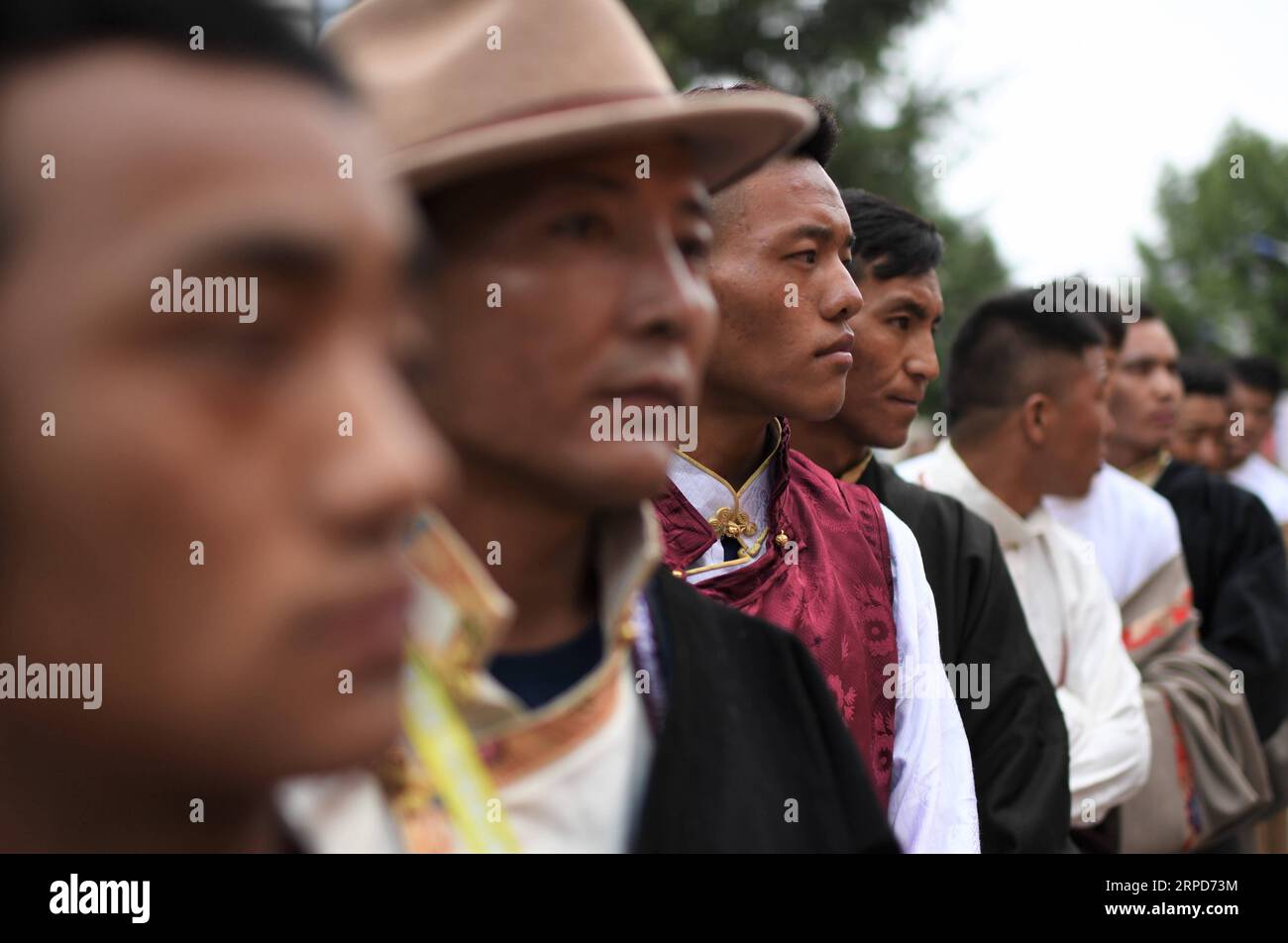 (190725) -- LHASSA, 25 juillet 2019 -- une photo prise le 12 juillet 2019 montre des guides de montagne du Tibet Himalaya Mountaineering Guide School honorés par le directeur à Lhassa, dans la région autonome du Tibet du sud-ouest de la Chine. Tibet Himalaya Mountaineering Guide School célèbre son 20e anniversaire à Lhassa, capitale de la région autonome du Tibet du sud-ouest de la Chine, le 12 juillet 2019. Fondée en 1999, Tibet Himalaya Mountaineering Guide School, la première école de formation professionnelle d'alpinisme en Chine, a formé environ 300 diplômés de guides de haute altitude, personnel de cuisine, photographes, athlètes et athlètes Banque D'Images