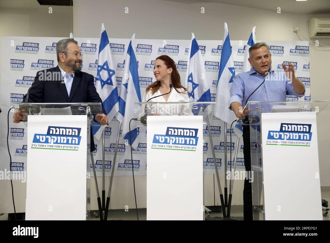 (190725) -- TEL AVIV, 25 juillet 2019 (Xinhua) -- l'ancien Premier ministre israélien Ehud Barak (à gauche) assiste à une conférence de presse avec Stav Shaffir (C), une femme juriste du parti travailliste, et Nitzan Horowitz, président du parti Meretz, à tel Aviv, Israël, le 25 juillet 2019. Trois forces dans le camp de gauche israélien, dont l'ancien Premier ministre Ehud Barak, ont fusionné jeudi pour former une alliance en prévision des prochaines élections prévues pour septembre. (Gideon Markowicz/JINI/document via Xinhua) ISRAËL-TEL AVIV-ELECTIONS-ALLIANCE POLITIQUE PUBLICATIONxNOTxINxCHN Banque D'Images