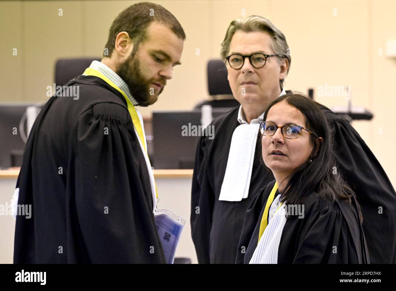 L’avocat Romain Delcoigne, l’avocat Michel Bouchat, défendant Salah Abdeslam et l’avocate Delphine Paci photographiés lors d’une séance d’une procédure sommaire intentée par Salah Abdeslam contre l’État belge, qui souhaite purger sa peine en Belgique plutôt qu’en France, devant le tribunal francophone de première instance de Bruxelles, lundi 04 septembre 2023. Les avocats demanderont à la juridiction civile siégeant en procédure sommaire d’interdire à l’État belge de transférer leur client en France à l’issue de la procédure devant la cour d’assises de Bruxelles, et de l’autoriser à signifier l’envoyé Banque D'Images