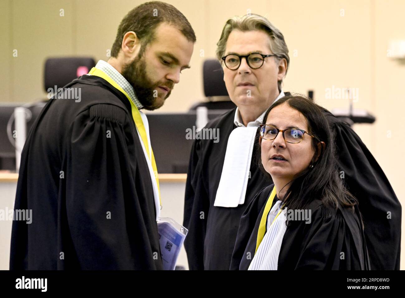 Avocat Romain Delcoigne, avocat Michel Bouchat et avocate Delphine Paci, défendant Salah Abdeslam à l’issue d’une procédure sommaire intentée par Salah Abdeslam contre l’État belge, qui souhaite purger sa peine en Belgique plutôt qu’en France, devant le tribunal francophone de première instance de Bruxelles, lundi 04 septembre 2023. Les avocats demanderont à la juridiction civile siégeant en procédure sommaire d’interdire à l’État belge de transférer leur client en France à l’issue de la procédure devant la cour d’assises de Bruxelles, et de l’autoriser à purger la peine prononcée Banque D'Images