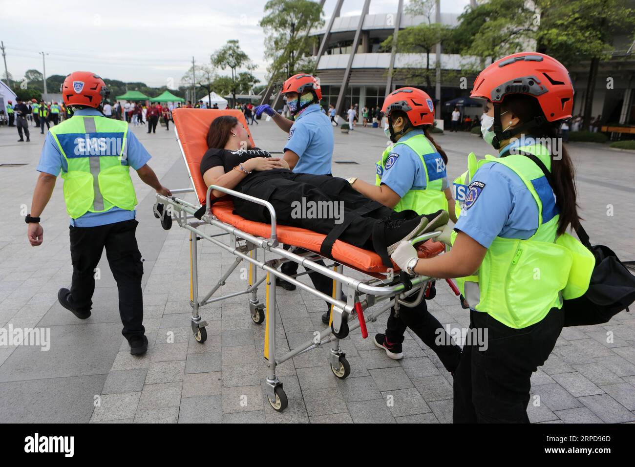 (190727) -- QUEZON CITY, 27 juillet 2019 -- des sauveteurs assistent à une fausse victime lors de l'exercice national de tremblement de terre simultané à Quezon City, Philippines, le 27 juillet 2019. La Metropolitan Manille Development Authority (MMDA) a organisé un exercice pour tester l'état de préparation des sauveteurs en cas de catastrophe. ) PHILIPPINES-QUEZON-FORAGE SISMIQUE ROUELLExUMALI PUBLICATIONxNOTxINxCHN Banque D'Images