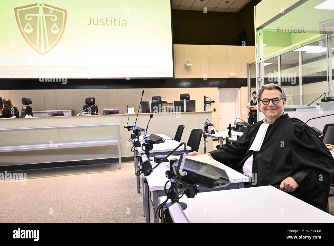 L’avocat Michel Bouchat, défendant Salah Abdeslam photographié lors d’une séance d’une procédure sommaire intentée par Salah Abdeslam contre l’Etat belge, qui souhaite purger sa peine en Belgique plutôt qu’en France, devant le tribunal francophone de première instance de Bruxelles, lundi 04 septembre 2023. Les avocats demanderont à la juridiction civile siégeant en procédure sommaire d’interdire à l’État belge de transférer leur client en France à l’issue de la procédure devant la cour d’assises de Bruxelles, et de l’autoriser à purger la peine qui lui a été infligée à Paris en Belgique. Banque D'Images