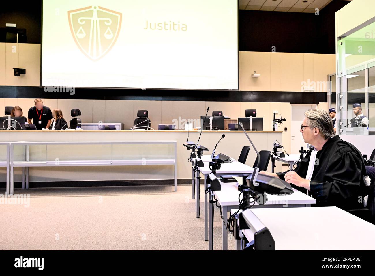 L’avocat Michel Bouchat, défendant Salah Abdeslam photographié lors d’une séance d’une procédure sommaire intentée par Salah Abdeslam contre l’Etat belge, qui souhaite purger sa peine en Belgique plutôt qu’en France, devant le tribunal francophone de première instance de Bruxelles, lundi 04 septembre 2023. Les avocats demanderont à la juridiction civile siégeant en procédure sommaire d’interdire à l’État belge de transférer leur client en France à l’issue de la procédure devant la cour d’assises de Bruxelles, et de l’autoriser à purger la peine qui lui a été infligée à Paris en Belgique. Banque D'Images