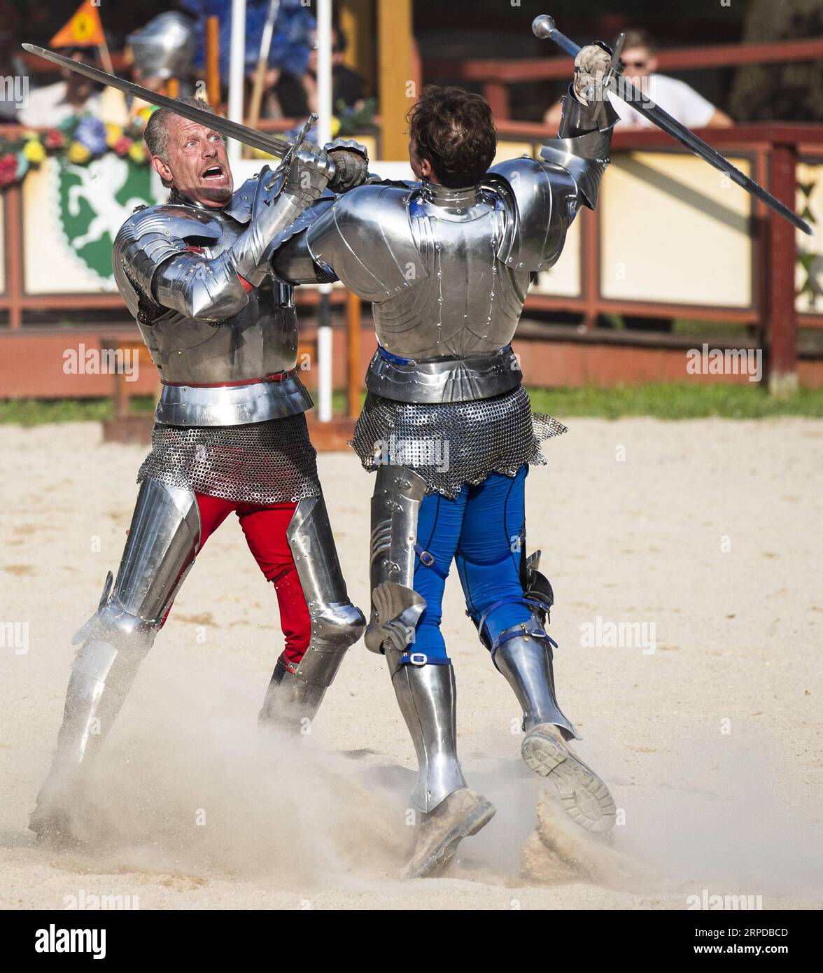 (190729) -- BRISTOL, 29 juillet 2019 (Xinhua) -- deux chevaliers se battent dans un combat d'épée à la Bristol Renaissance faire à Bristol, Wisconsin, États-Unis, le 28 juillet 2019. La Renaissance Pleasure faire ouvre ses portes les samedis et dimanches du 6 juillet au 2 septembre 2019. (Photo de Joel Lerner/Xinhua) U.S.-WISCONSIN-BRISTOL-RENAISSANCE PLEASURE FAIRE PUBLICATIONxNOTxINxCHN Banque D'Images