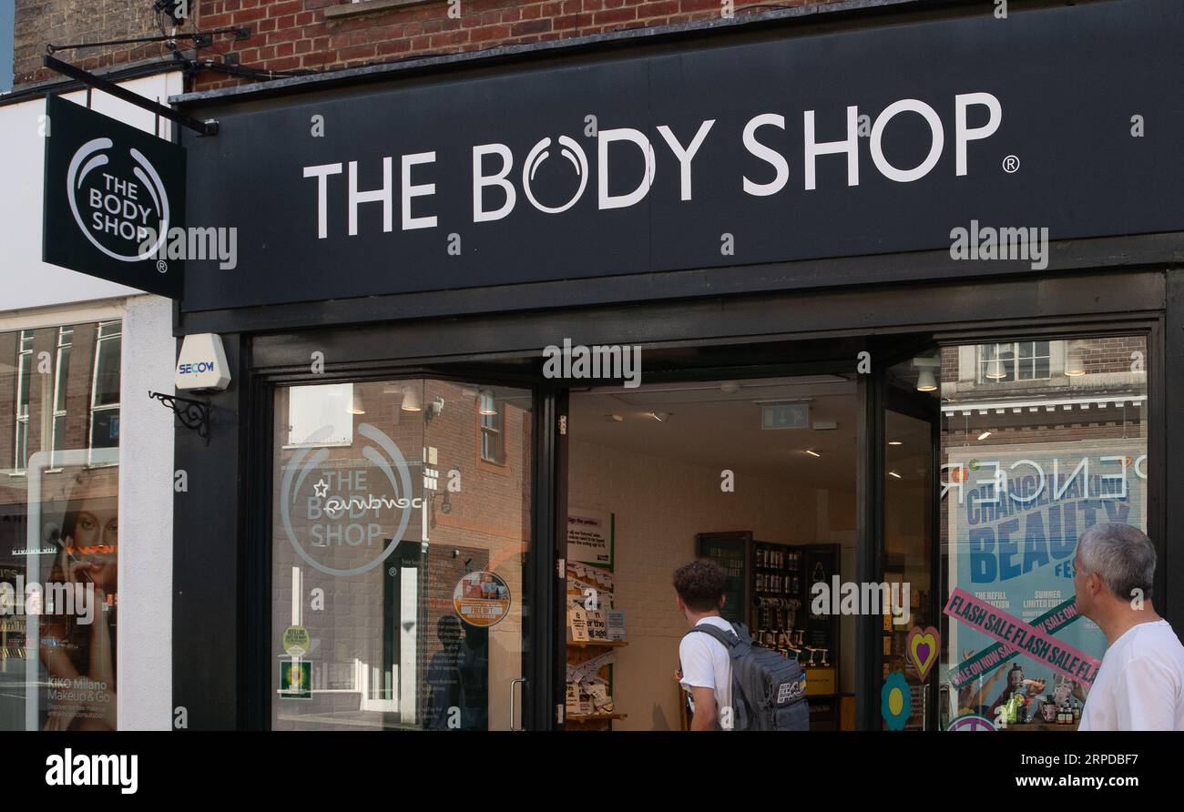 Windsor, Berkshire, Royaume-Uni. 4 septembre 2023. Le détaillant de beauté High Street, The Body Shop sont les derniers à couler avec la tendance à la mode de Going Wake. Suite aux plaintes de certains membres de leur personnel, le Body Show a maintenant retiré la section hommes de sa gamme de produits. Au lieu de cela, ils stockeront désormais une gamme spécifique « sans sexe ». À la suite d'une baisse des ventes, Natura & Co, propriétaires des marques Body Shop et Avon, se pencheraient sur la question de savoir s'il y avait lieu ou non de vendre The Body Shop. Crédit : Maureen McLean/Alamy Live News Banque D'Images