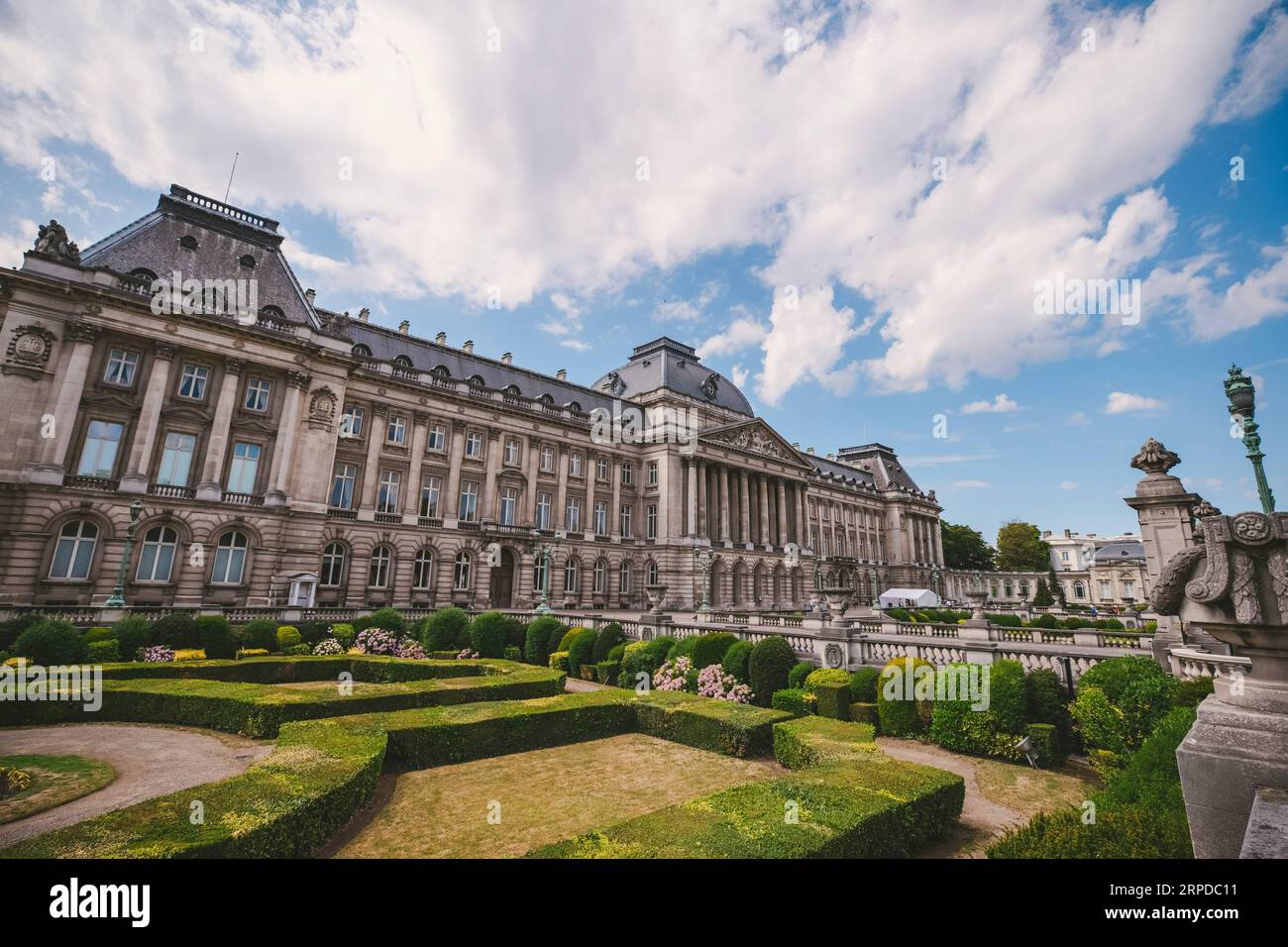 (190730) -- BRUXELLES, le 30 juillet 2019 -- une photo prise le 30 juillet 2019 montre une vue extérieure du Palais Royal de Bruxelles à Bruxelles, Belgique. Le Palais Royal de Bruxelles est la résidence administrative et le lieu de travail principal du roi belge. Une tradition s’est établie depuis 1965 pour ouvrir le Palais de Bruxelles au public chaque été. Du 23 juillet au 25 août de cette année, le palais peut être visité gratuitement sauf le lundi.) BELGIQUE-BRUXELLES-PALAIS ROYAL-OUVERTURE ESTIVALE ZHANGXCHENG PUBLICATIONXNOTXINXCHN Banque D'Images