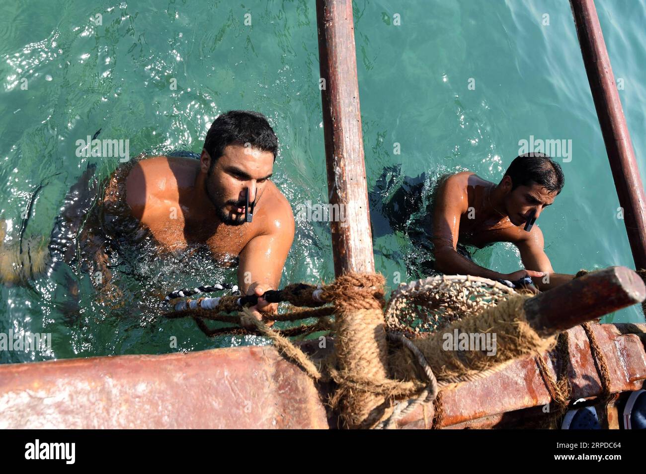 (190730) -- KOWEÏT, 30 juillet 2019 (Xinhua) -- de jeunes plongeurs participent au voyage de plongée sous-marine à Koweït, Koweït, 30 juillet 2019. Le 31st Pearl Diving Trip a commencé le 25 juillet et durera jusqu'au 1 août. Au moins 195 jeunes Koweïtiens âgés de 14 à 20 ans participent à cet événement, qui plongeraient dans la mer pour y chercher des perles. (Photo Gazi/Xinhua) KOWEÏT-KOWEÏT VILLE-PEARL PLONGÉE VOYAGE PUBLICATIONxNOTxINxCHN Banque D'Images