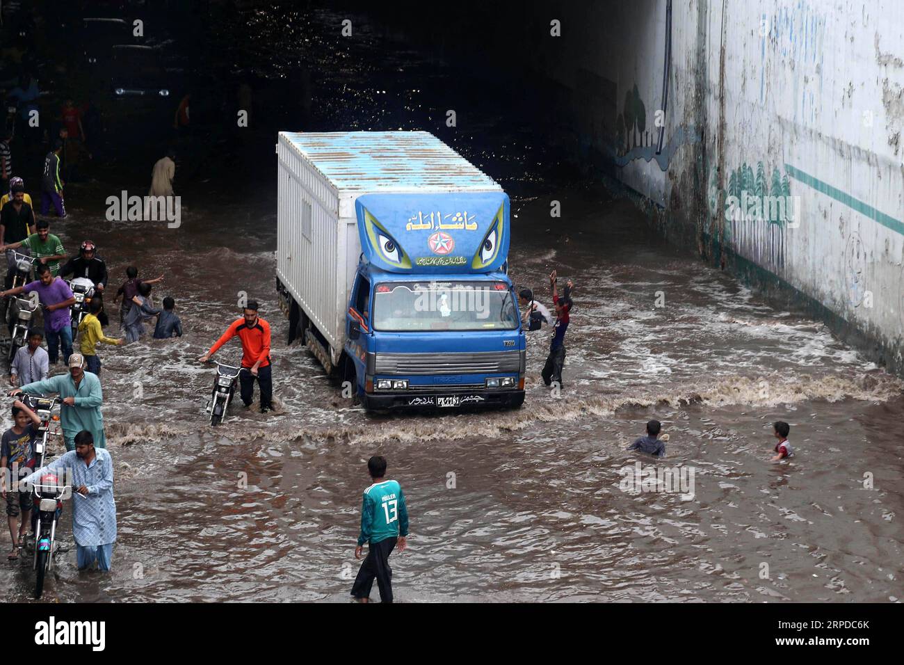 (190730) -- KARACHI, 30 juillet 2019 (Xinhua) -- des gens traversent un passage souterrain inondé après de fortes pluies de mousson dans la ville portuaire de Karachi, dans le sud du Pakistan, le 30 juillet 2019. Au moins 83 personnes ont été tuées et 74 autres blessées dans des accidents séparés liés à la pluie à travers le Pakistan au cours du mois en cours, a déclaré mardi l'Autorité nationale de gestion des catastrophes (NDMA). (Str/Xinhua) PAKISTAN-KARACHI-RAIN PUBLICATIONxNOTxINxCHN Banque D'Images