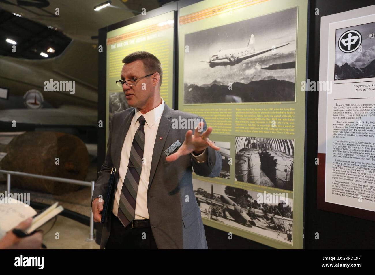 (190730) -- NEW YORK, 30 juillet 2019 -- Douglas Lantry, conservateur et historien du National Museum of the U.S. Air Force, présente l'histoire du Hump dans la galerie de la Seconde Guerre mondiale du National Museum of the U.S. Air Force à Dayton, Ohio, États-Unis, le 24 juillet 2019. Le Hump, ou la route de la mort au-dessus des montagnes de l'Himalaya, a été exploité conjointement par la Chine et les États-Unis de 1942 à 1945 pour transporter des fournitures militaires de l'Inde vers le sud-ouest de la Chine. Le Musée national de l'US Air Force expose plus de 360 avions et des milliers d'objets historiques qui apportent Banque D'Images