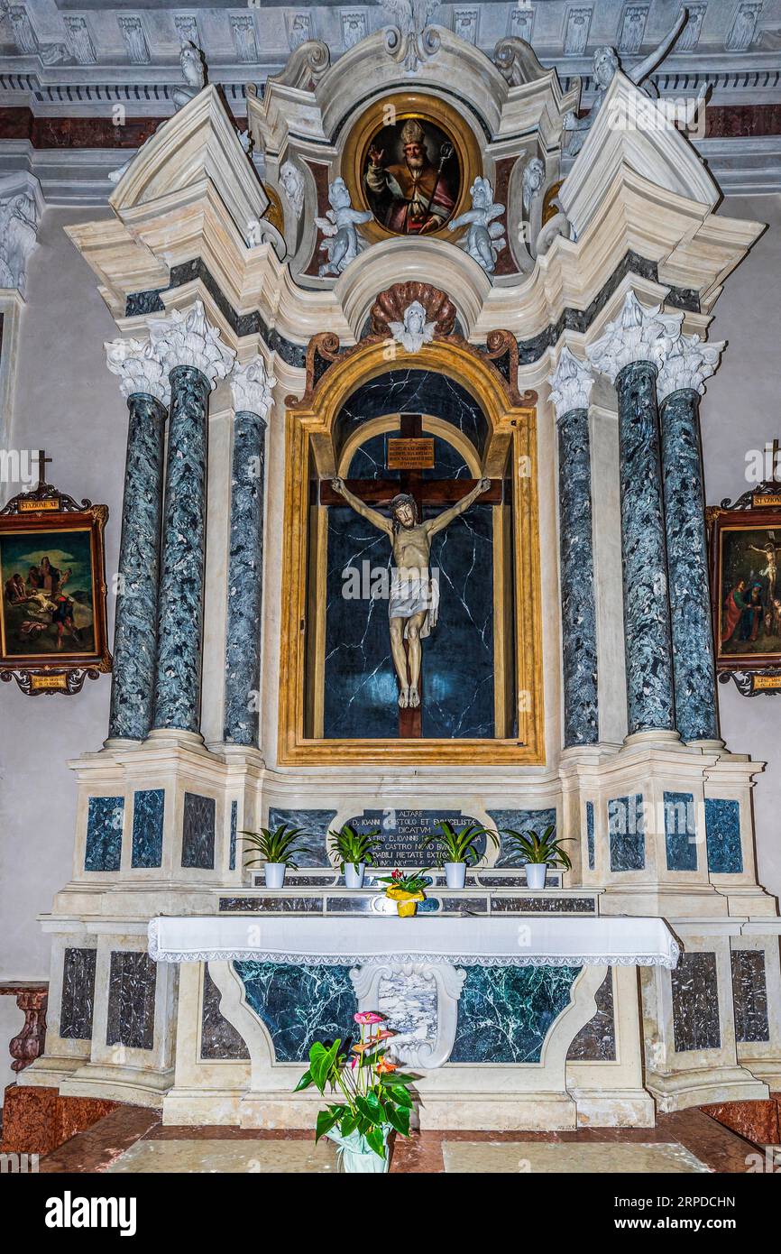 Italie Trentin Borgo Valsugana / Église paroissiale de la Nativité de Marie / Chapelle du Crucifix Banque D'Images